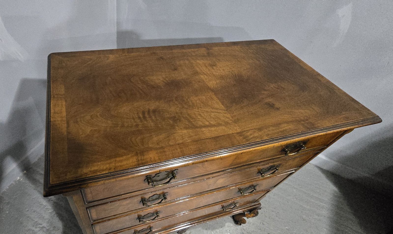photo furniture Superb Queen Anne Walnut Chest Of Drawers