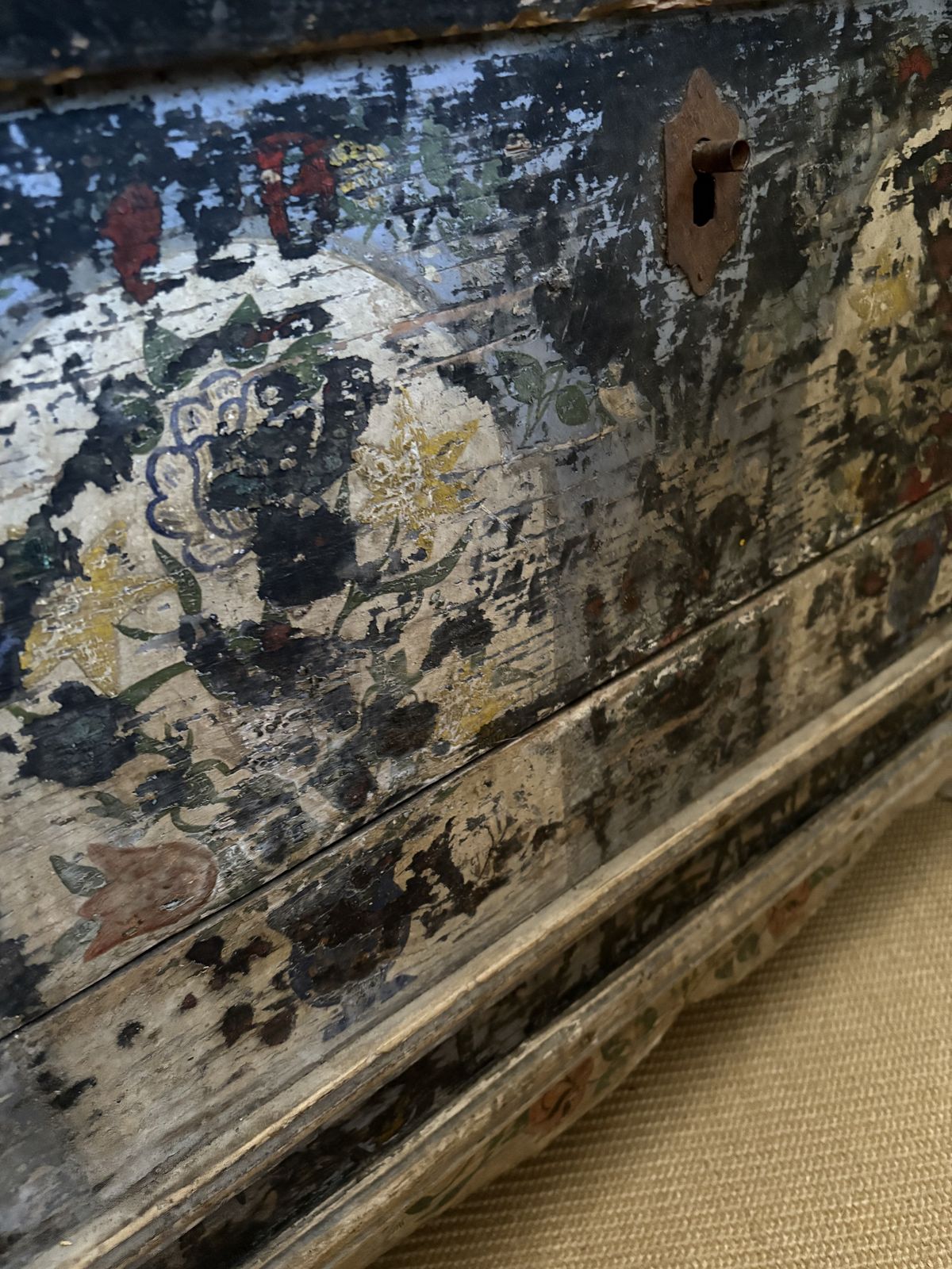 photo vinterior Antique French Folk Art Painted Chest
