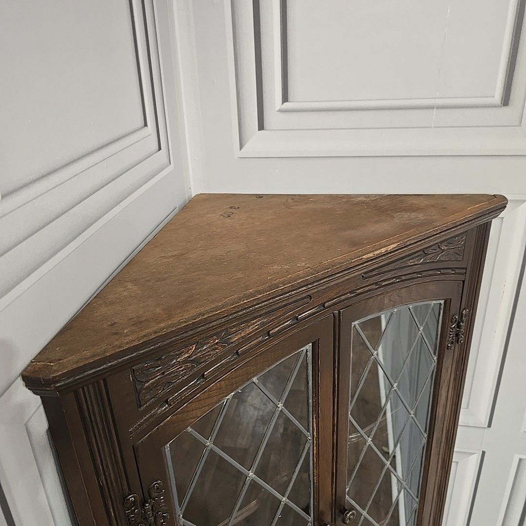 photo vintage Vintage Old Charm Oak Corner Cabinet Leaded Glass Doors – Solid Wood Antique