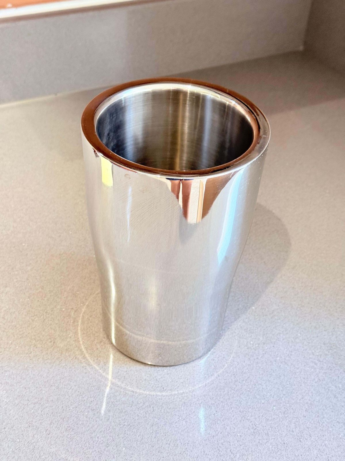 photo for sale Seau à champagne moderniste en acier inoxydable / refroidisseur à vin, décoration intérieure moderne, idée cadeau