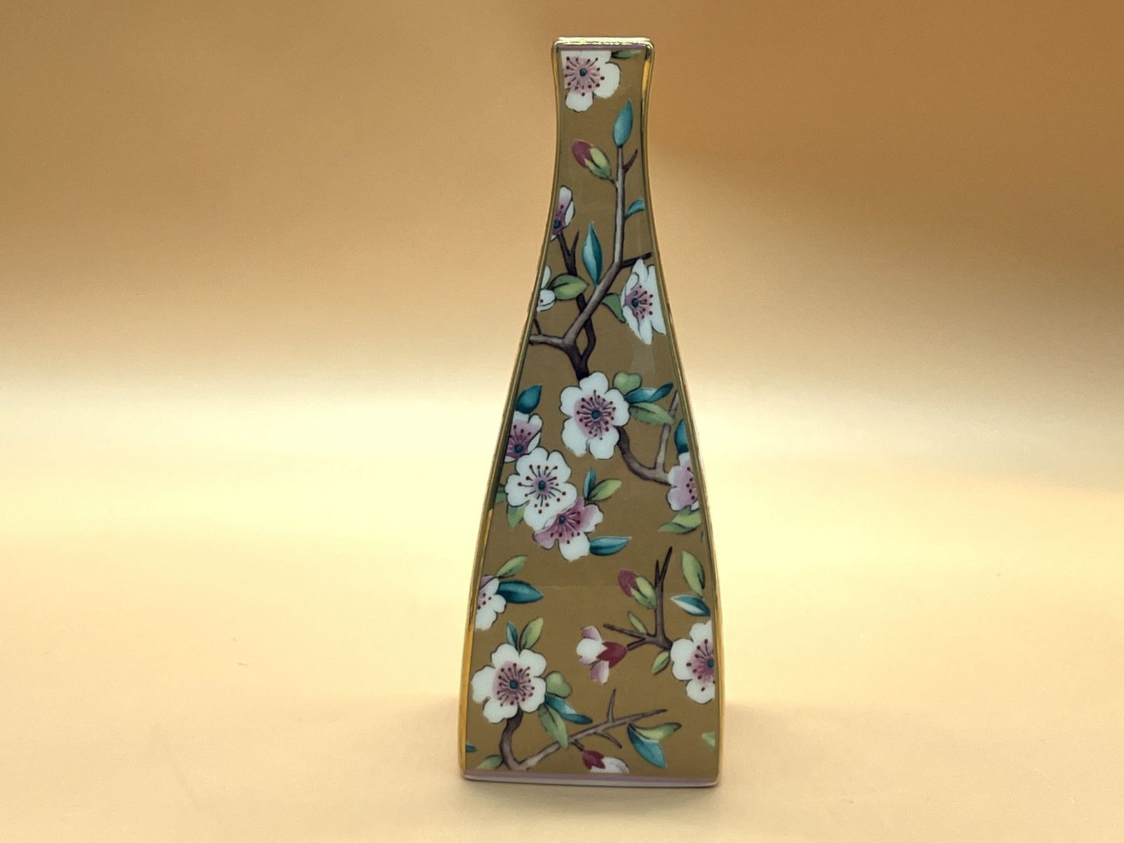 Wedgwood Pottery May Flowers Design Bud Vase. 15cm. photo furniture