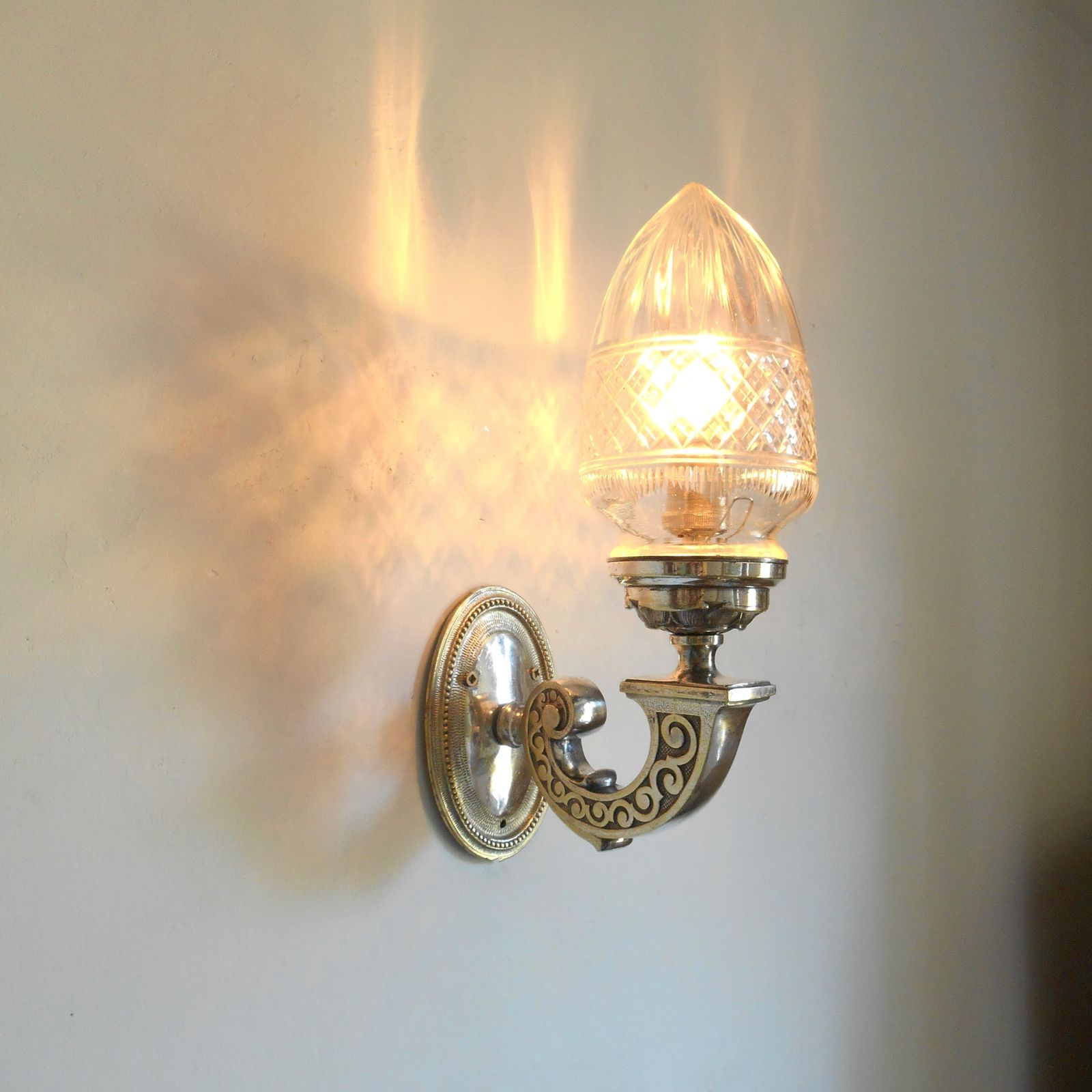 Antieke vernikkelde wandlamp met een geslepen glazen eikelvorming kap photo furniture