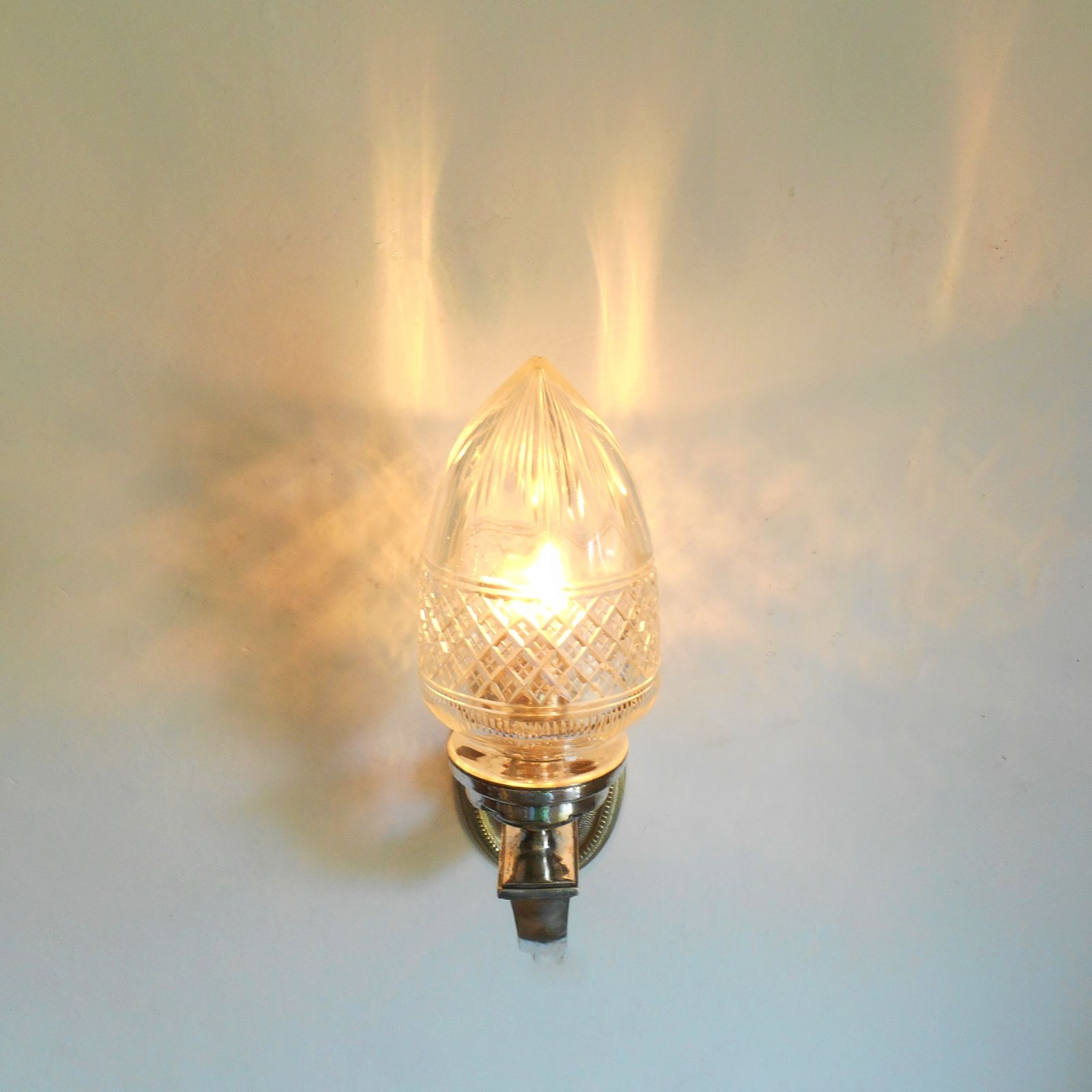Antieke vernikkelde wandlamp met een geslepen glazen eikelvorming kap photo for sale