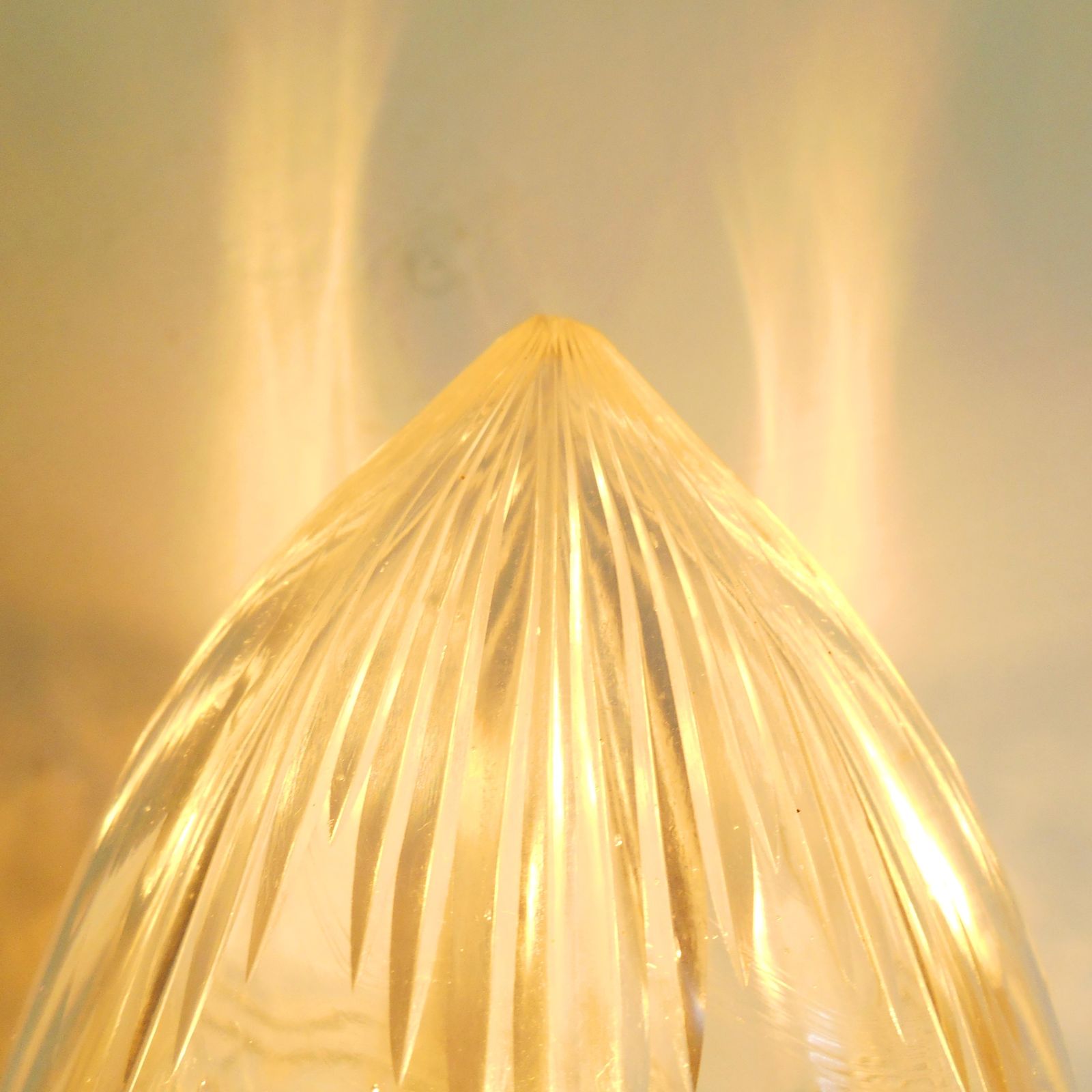 Antieke vernikkelde wandlamp met een geslepen glazen eikelvorming kap photo vintage