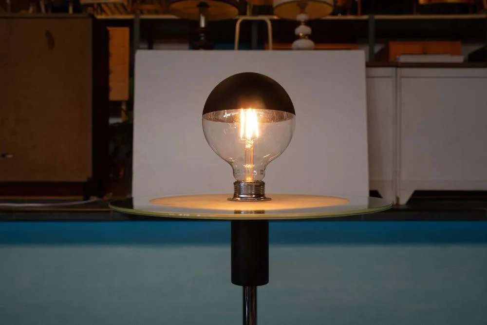 photo furniture Minimalistische Vloerlamp Van Glas En Chroom, In Bauhaus Stijl.