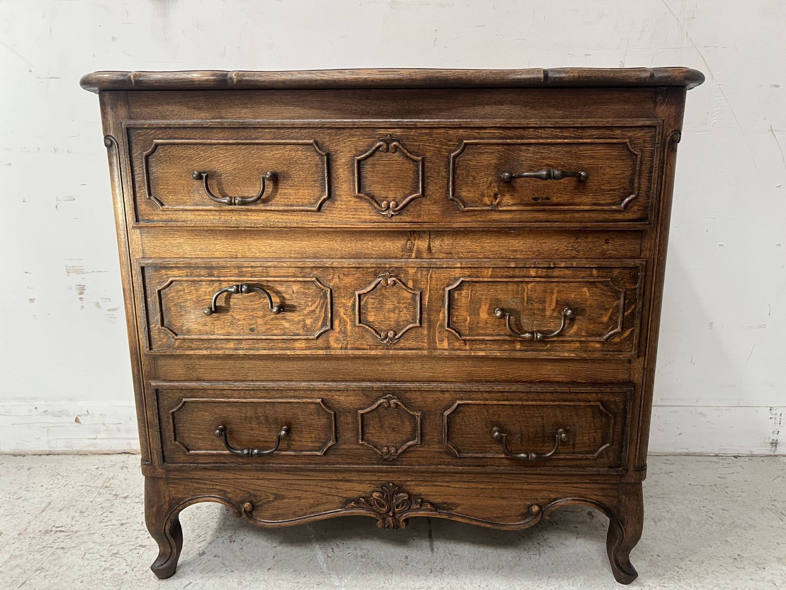 651.0 Regency Style Chest Of Drawers In Carved Oak, 20th Century photo