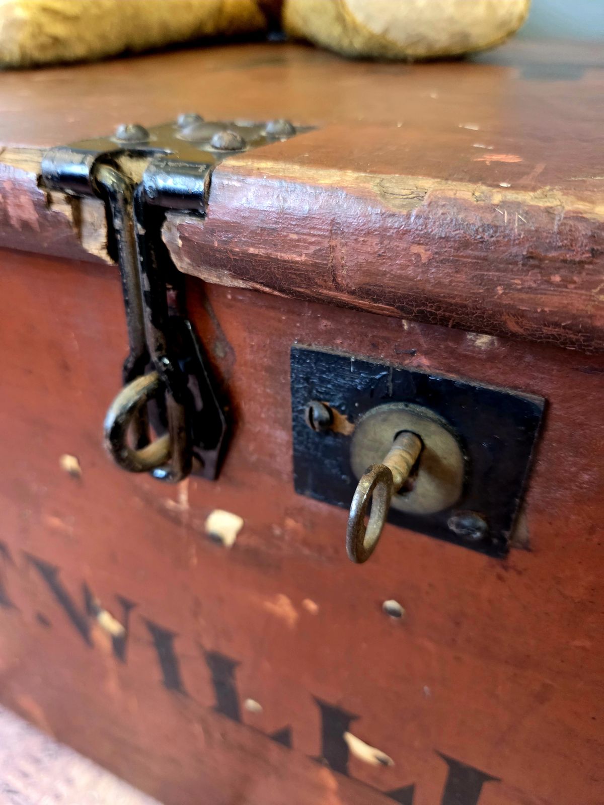 Early 20th Century Painted Pine Travel Chest photo vinterior