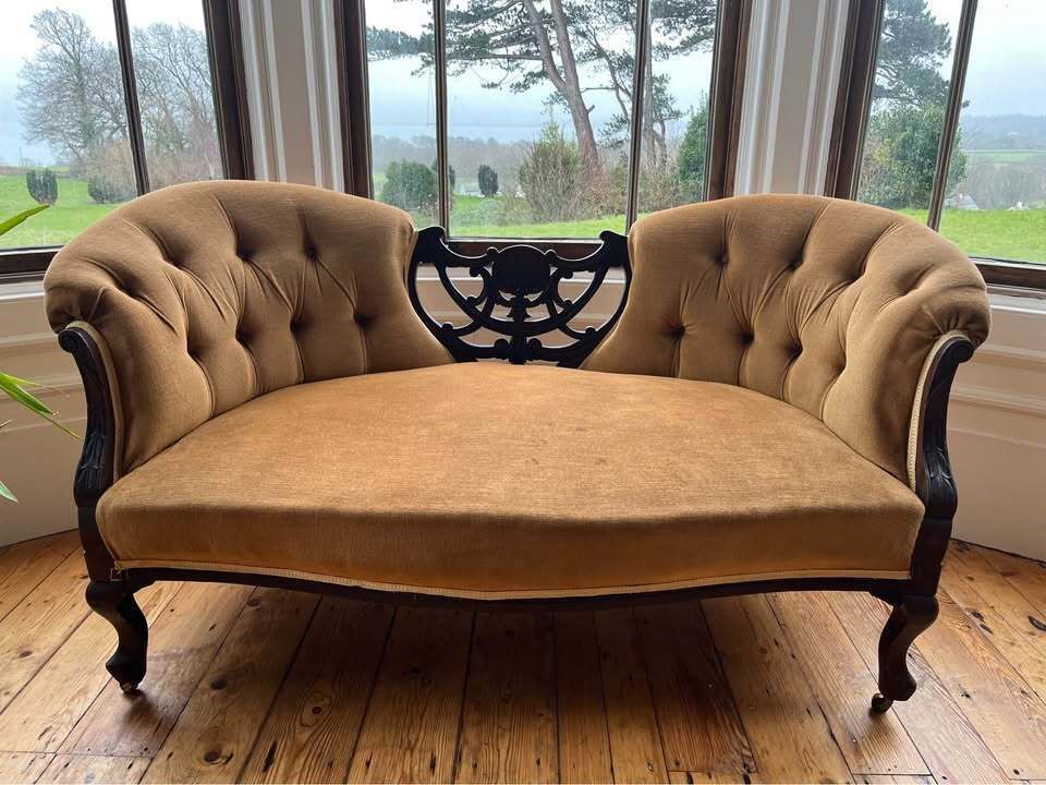 photo furniture Victorian Three Piece Parlour Suite In Gold Velvet: Chaise Longue, King And Queens Chairs
