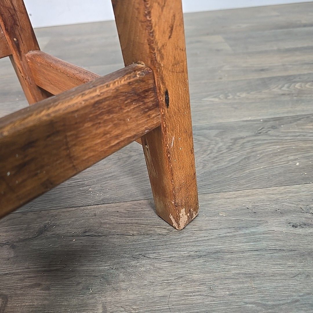 photo vintage Retro Vintage Stool Chair Handmade Wooden Children's Seat Unusual Homemade