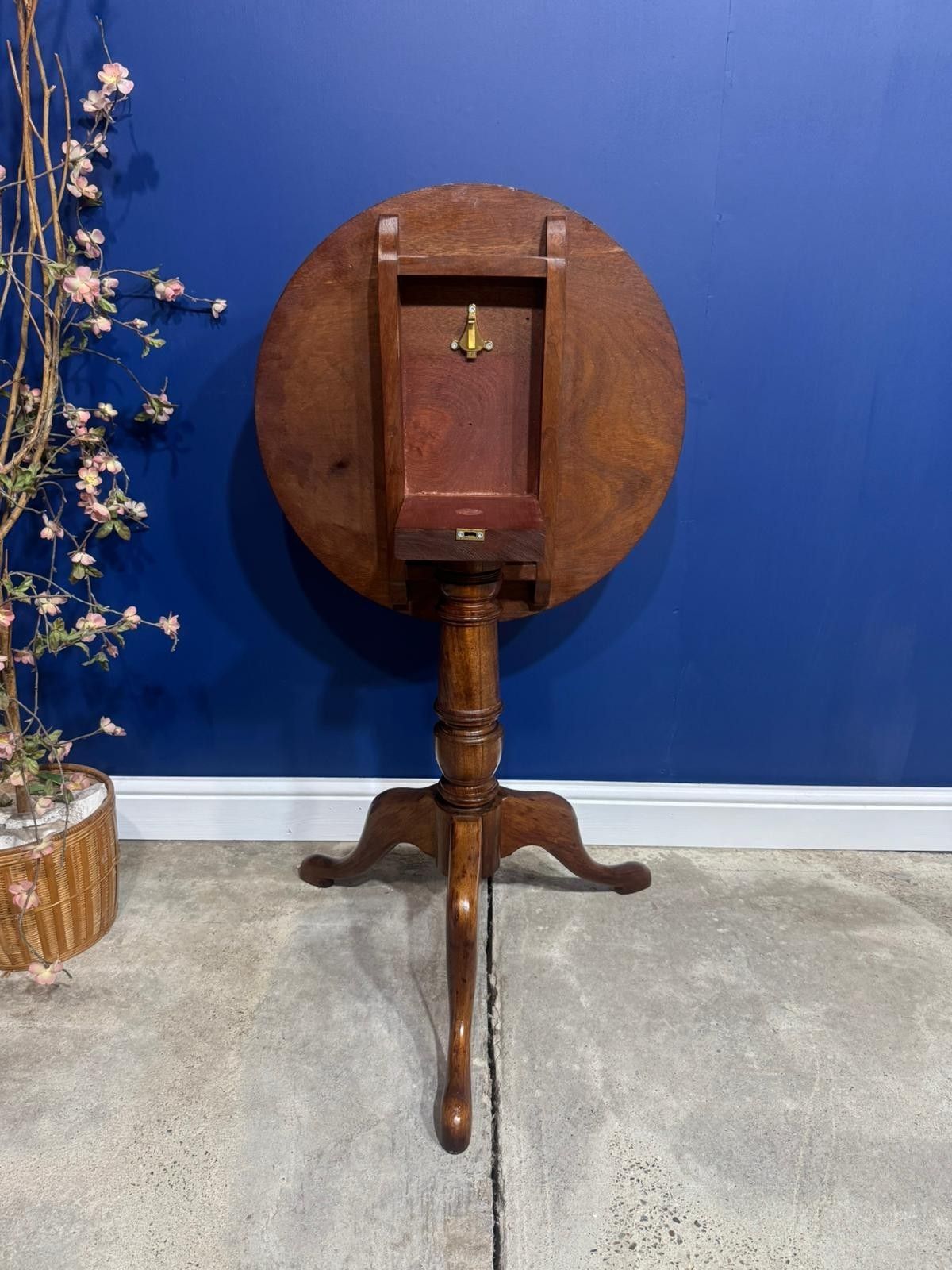 Furniture Victorian Tilt Top Wine Table Tripod Side Table Plant Lamp Stand Antique photo