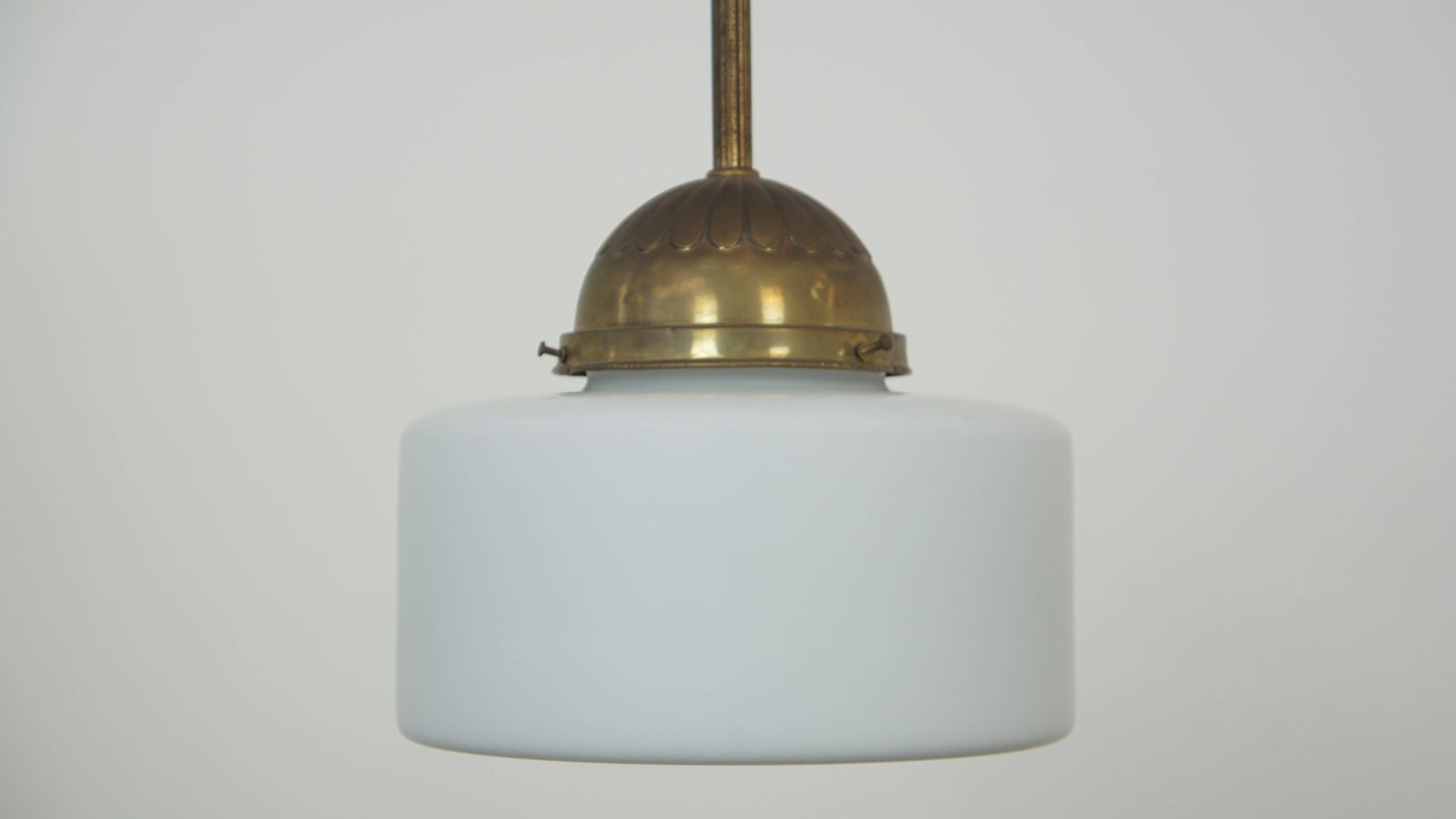 Klassieke Vintage Hanglamp Met Glas En Messing photo for sale