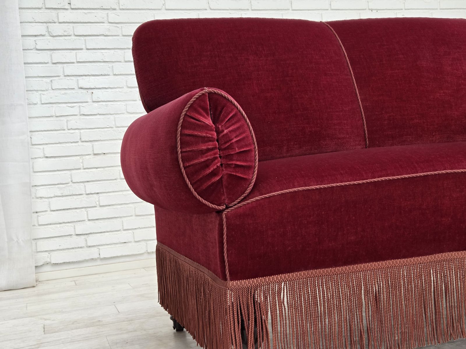 Ca. Jaren 1950, Deense 2 Zits Sofa Met Neerklapbare Armleuningen/Rugleuning, Kersrood Meubelvelours. photo for sale