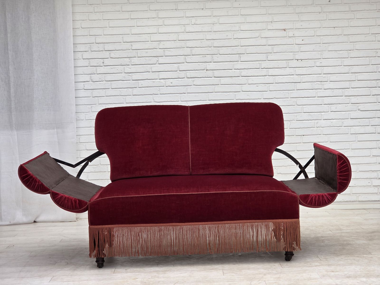 Ca. Jaren 1950, Deense 2 Zits Sofa Met Neerklapbare Armleuningen/Rugleuning, Kersrood Meubelvelours. photo 1870.0