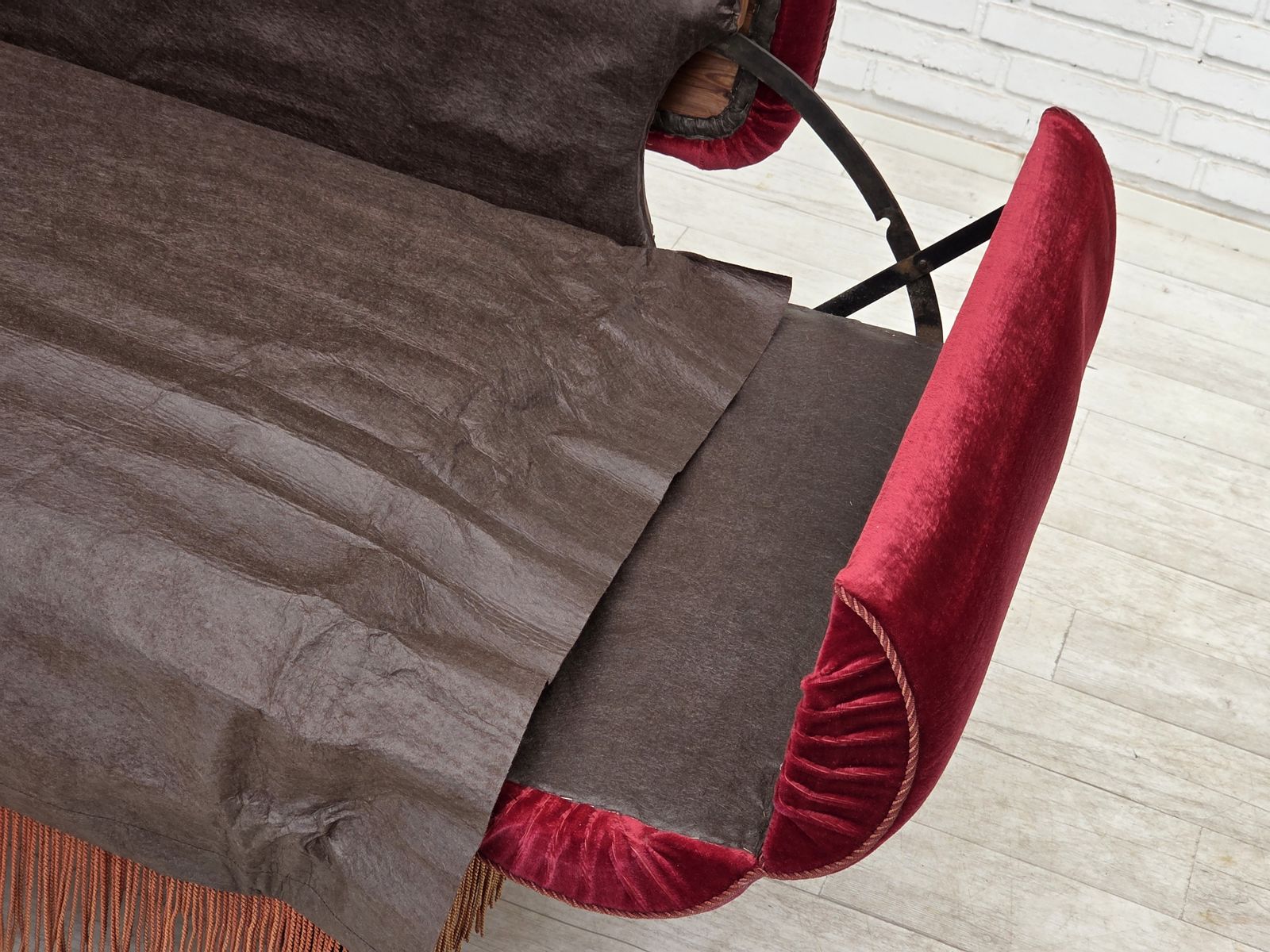 Ca. Jaren 1950, Deense 2 Zits Sofa Met Neerklapbare Armleuningen/Rugleuning, Kersrood Meubelvelours. photo vintage