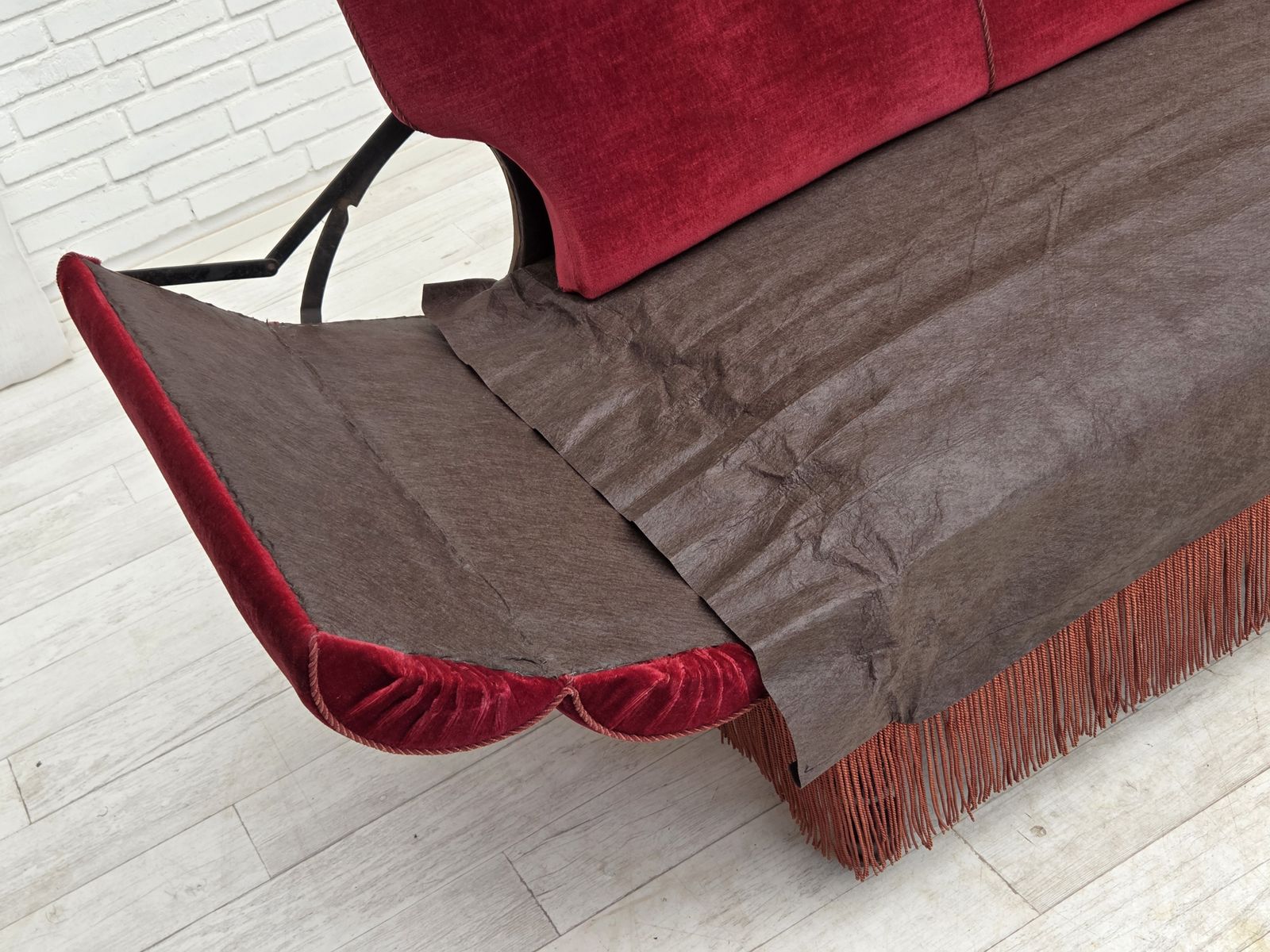 photo furniture Ca. Jaren 1950, Deense 2 Zits Sofa Met Neerklapbare Armleuningen/Rugleuning, Kersrood Meubelvelours.