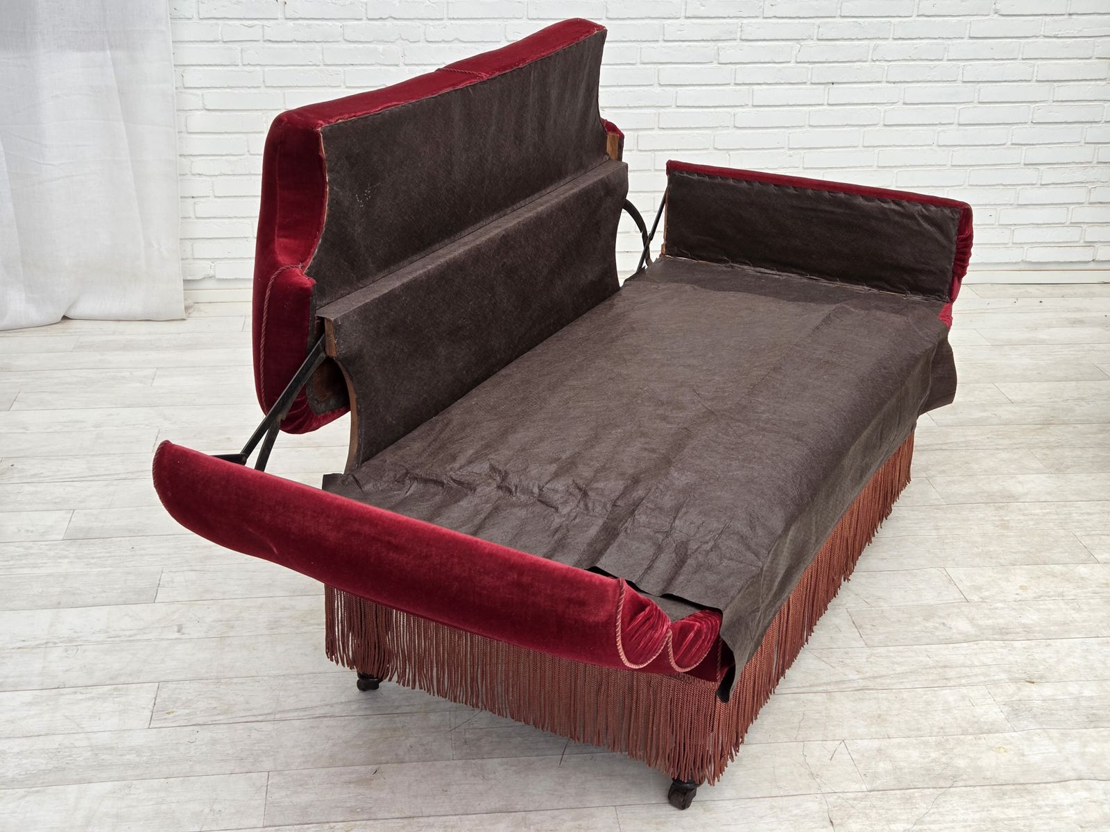 Meubels Ca. Jaren 1950, Deense 2 Zits Sofa Met Neerklapbare Armleuningen/Rugleuning, Kersrood Meubelvelours. photo