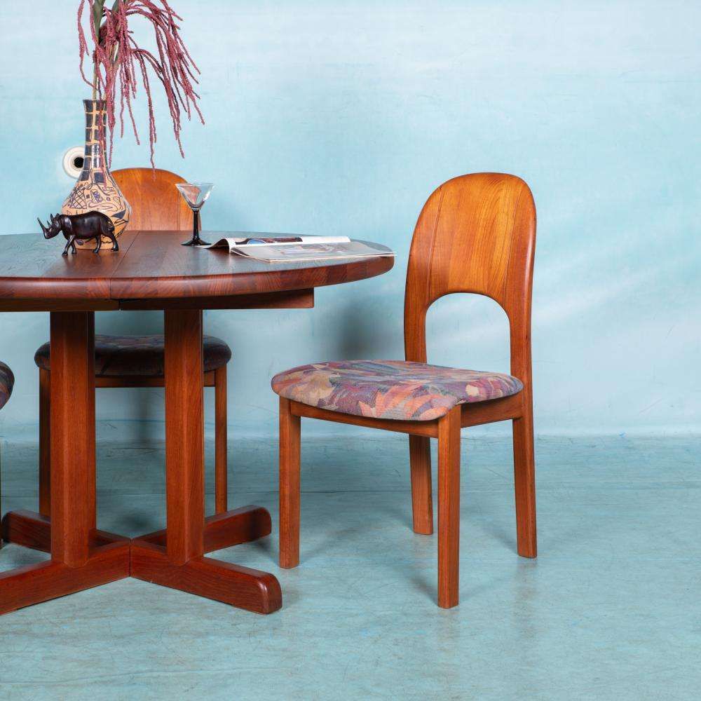 photo furniture Japandi Deens Design Eetkamerstoelen Jaren '70 – Teakhouten