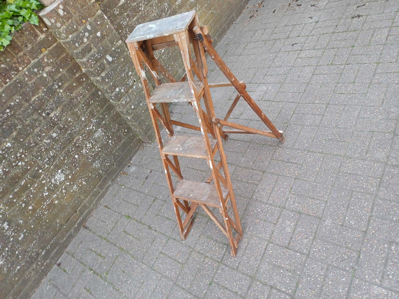 photo vintage Antique Wooden Step Ladder Early 20th Century Pine Stand Rustic Shelving Display Clothes Rack Shabby Chic Folding Decor