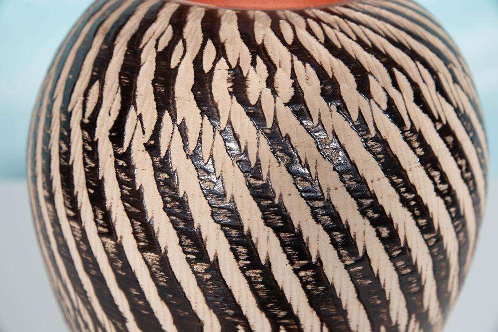 photo furniture Vintage Wekara Sgraffito Vaas, Minimalistische Keramische Vaas