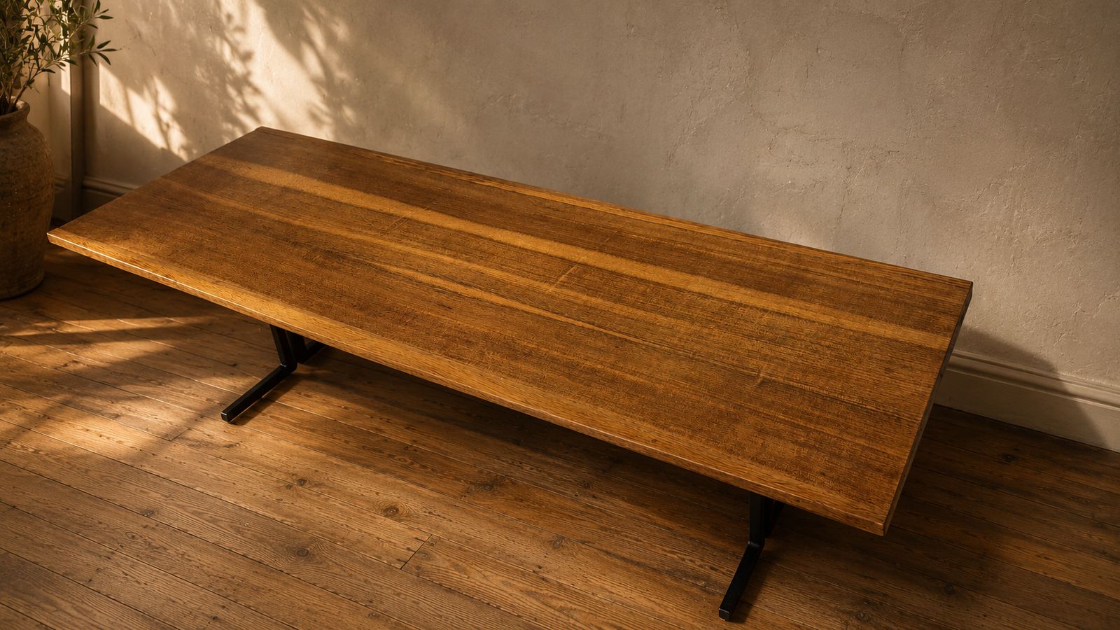 Vintage Rechthoekige Salontafel Met Houten Blad En Zwart Metalen Onderstel, Ca. Jaren 1960.