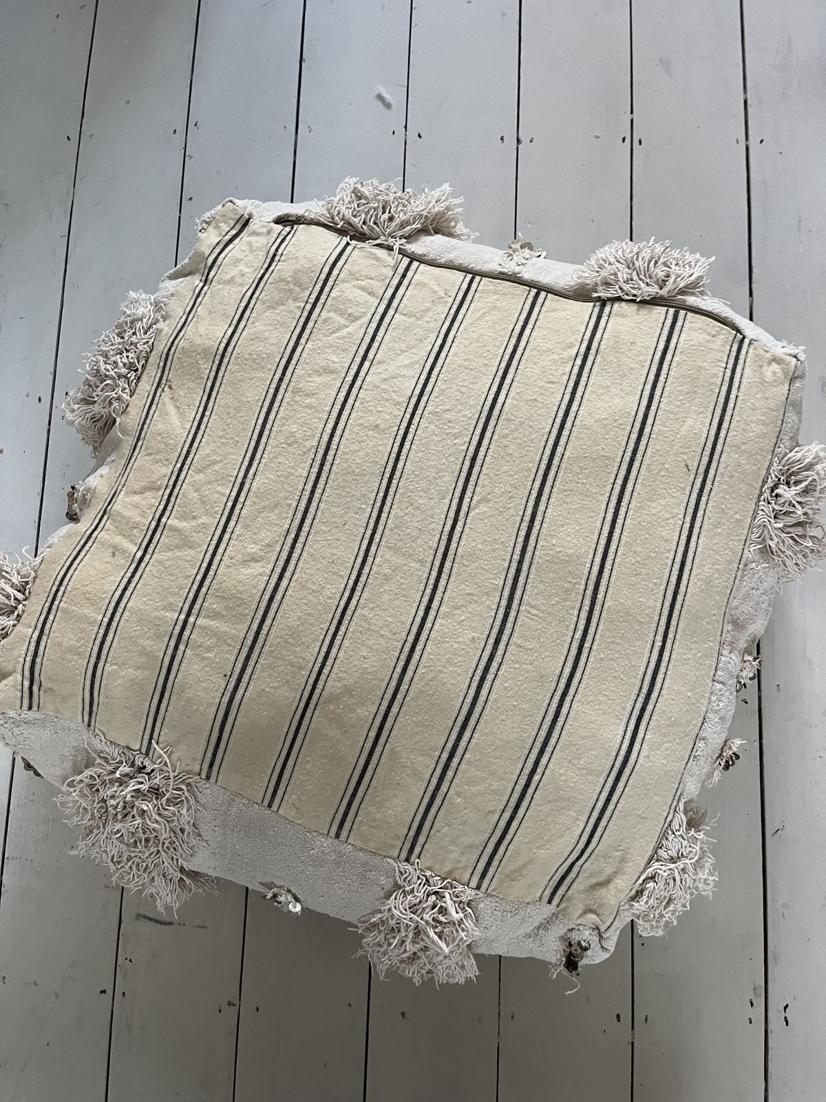 photo vinterior Moroccan Handira Pouf Xl Vintage Berber Carpet Pouf Handmade Pouf Ottoman Square Pouf