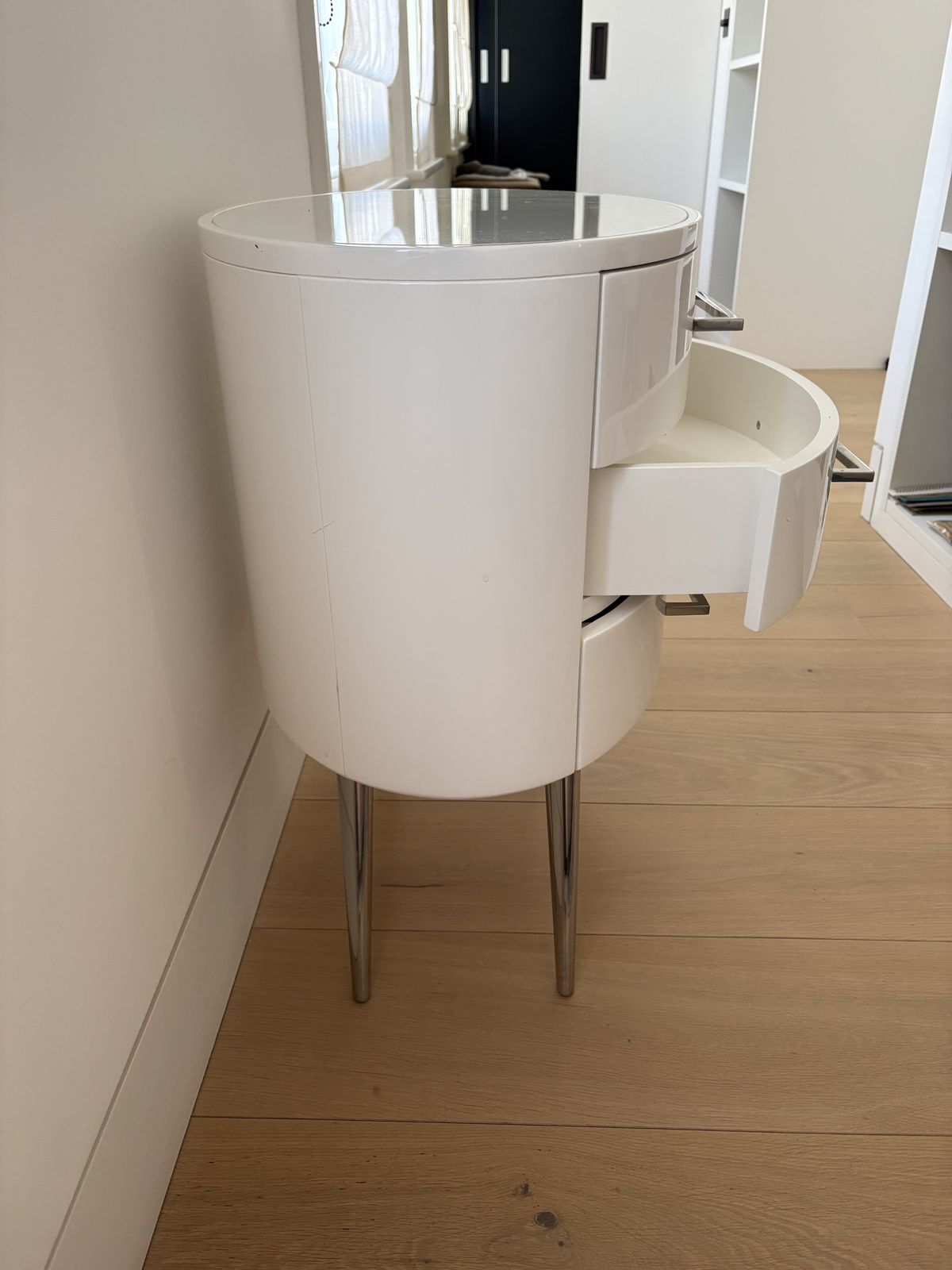 Pair Of Kelly Hoppen Diaz Nightstands / Bedside Tables – High Gloss White photo vintage
