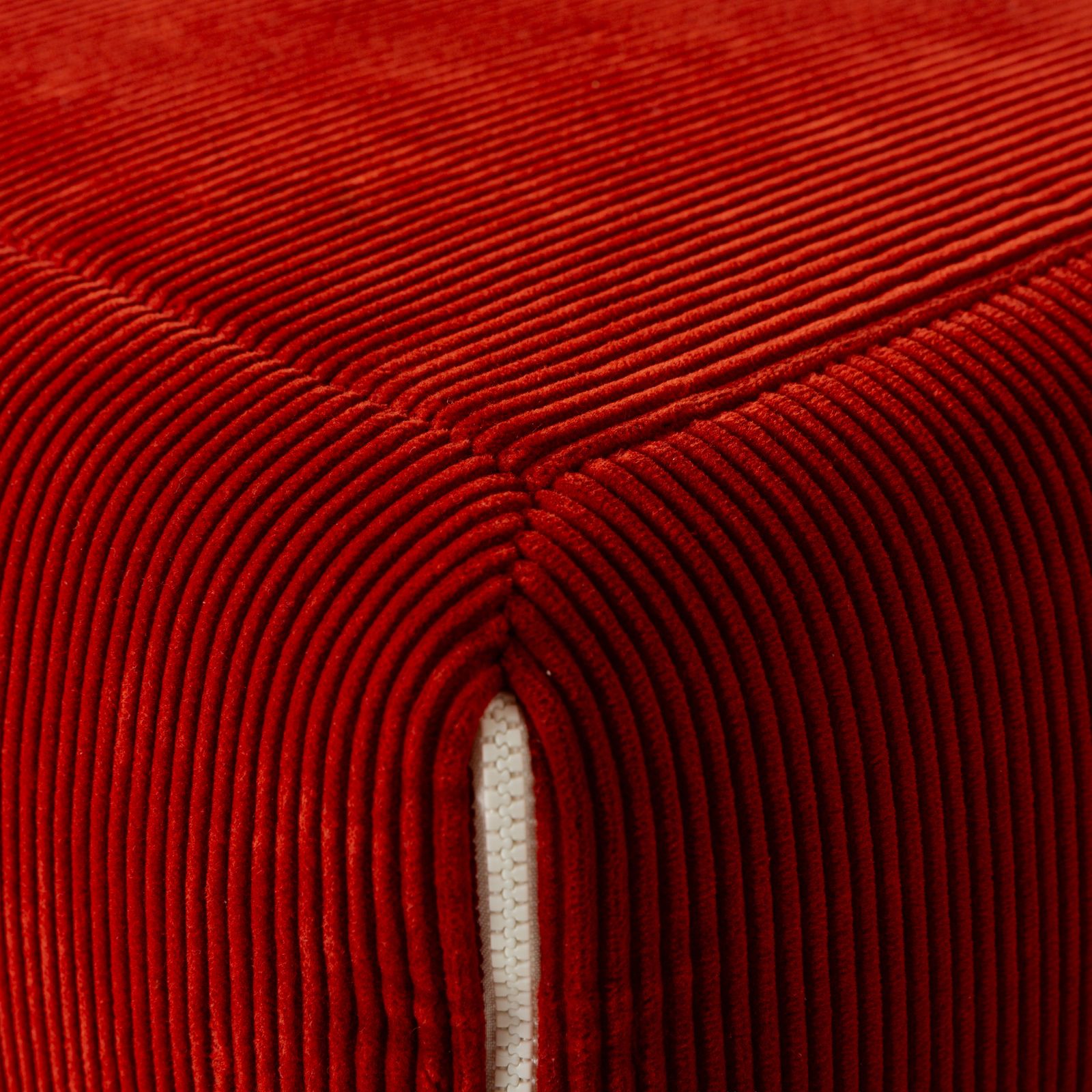 Pouf Ligne Roset Plumy en tissu rouge photo for sale