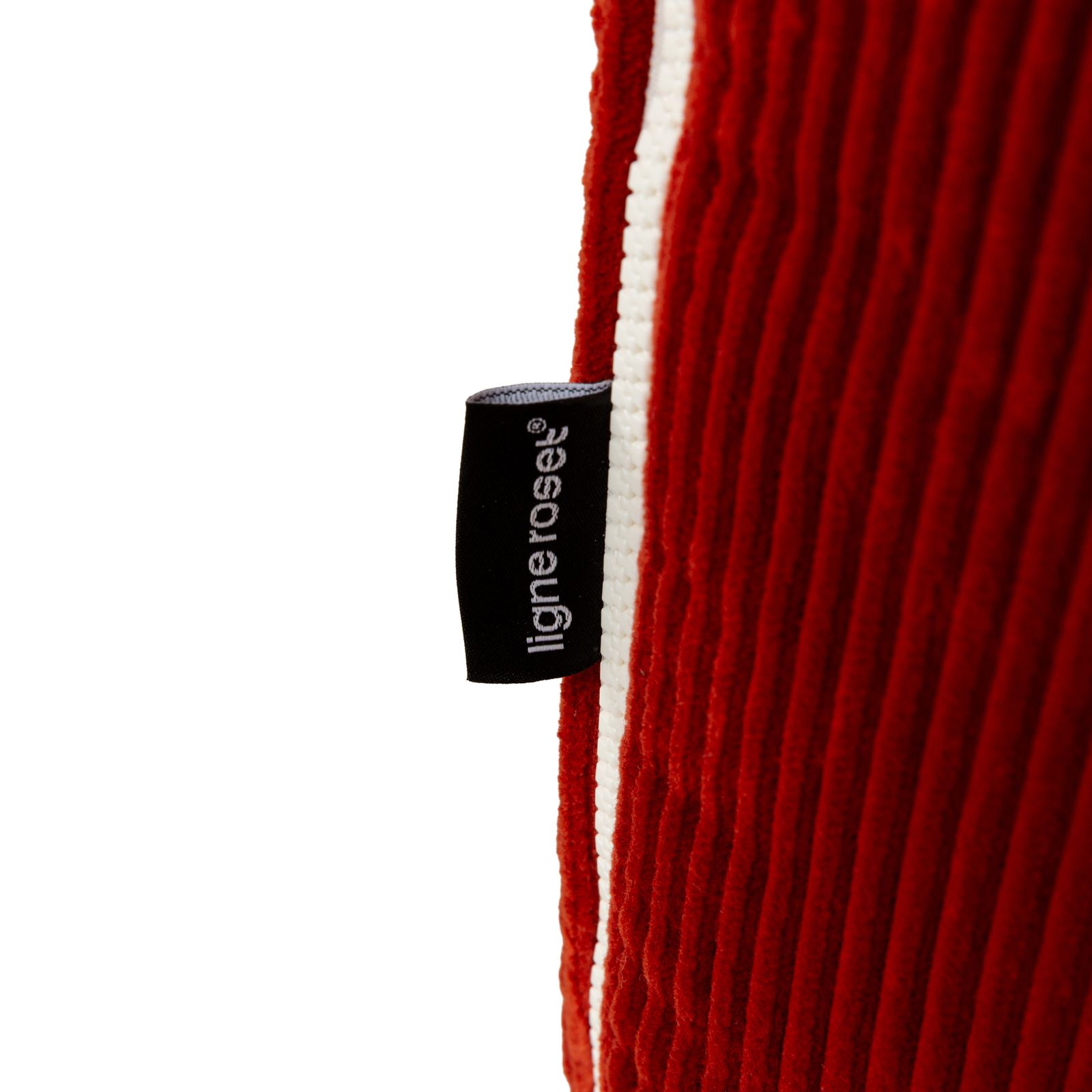 Pouf Ligne Roset Plumy en tissu rouge photo vinterior