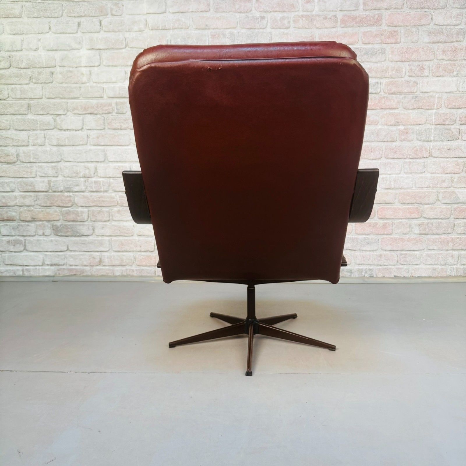 photo vinterior Vintage Danish Hand Dyed Tan Leather Swivel Chair – Neat Proportions