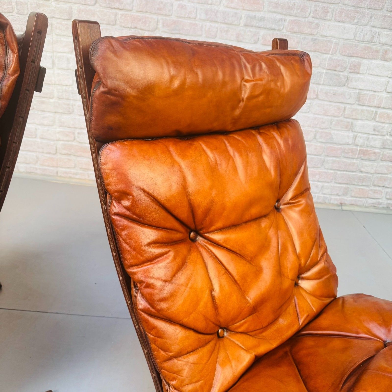 photo vinterior Pair Of 1970s Westnofa Siesta High Back Lounge Chairs By Ingmar Relling