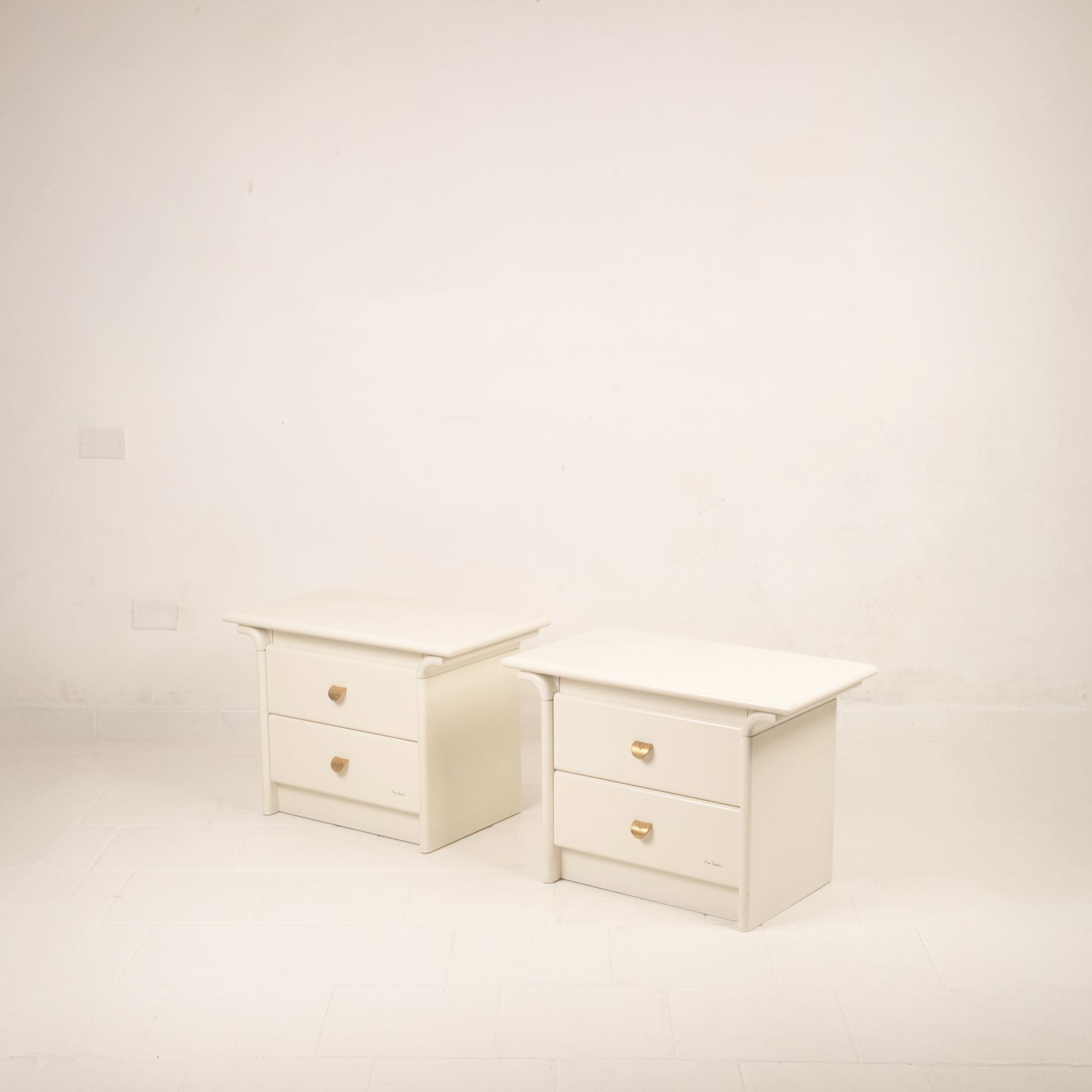 Pair Of Cream Lacquered Bedside Tables By Pierre Cardin, 1980 photo vintage