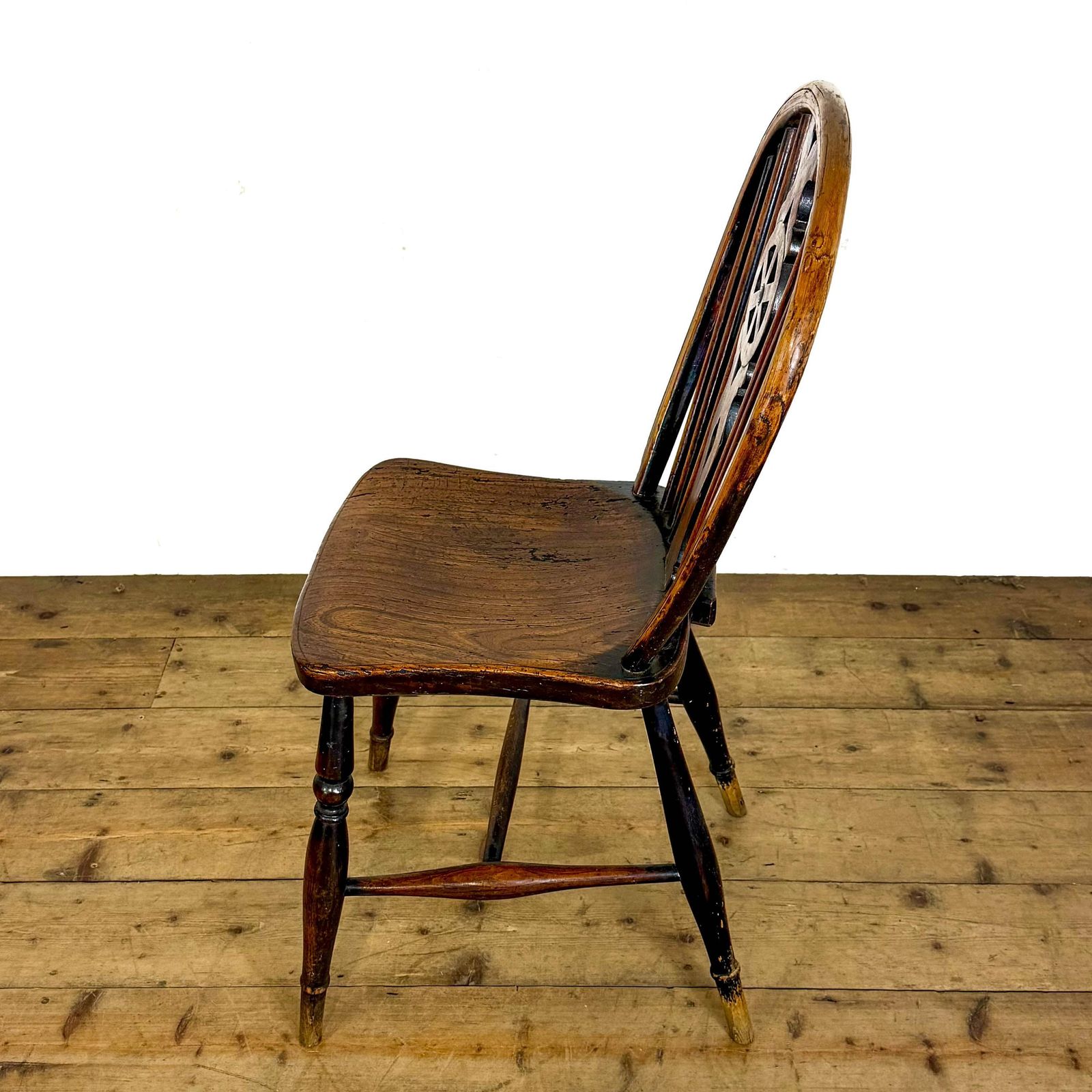 895.0 Antique Set Of Seven Wheelback Kitchen Chairs | Kitchen Chairs | Dining Chairs | Oak Antiques | Farmhouse Seating photo