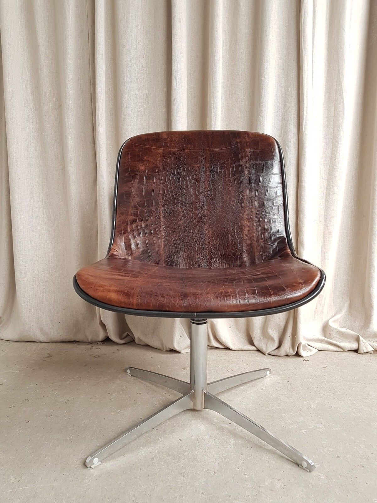 Vtg Mid Century Modernist Chrome Leather Swivel Chair By Charles Pollock #389 photo for sale
