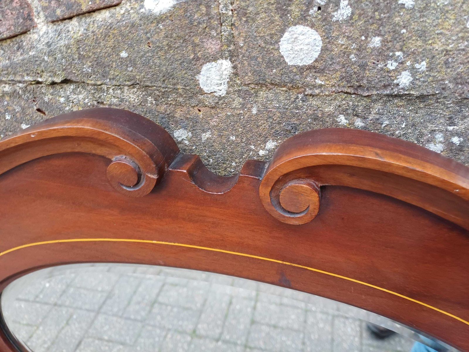 photo vintage Shaped Antique Mahogany Wall Mirror With Inlaid Stringing, Bevelled Glass, Decorative Cornice
