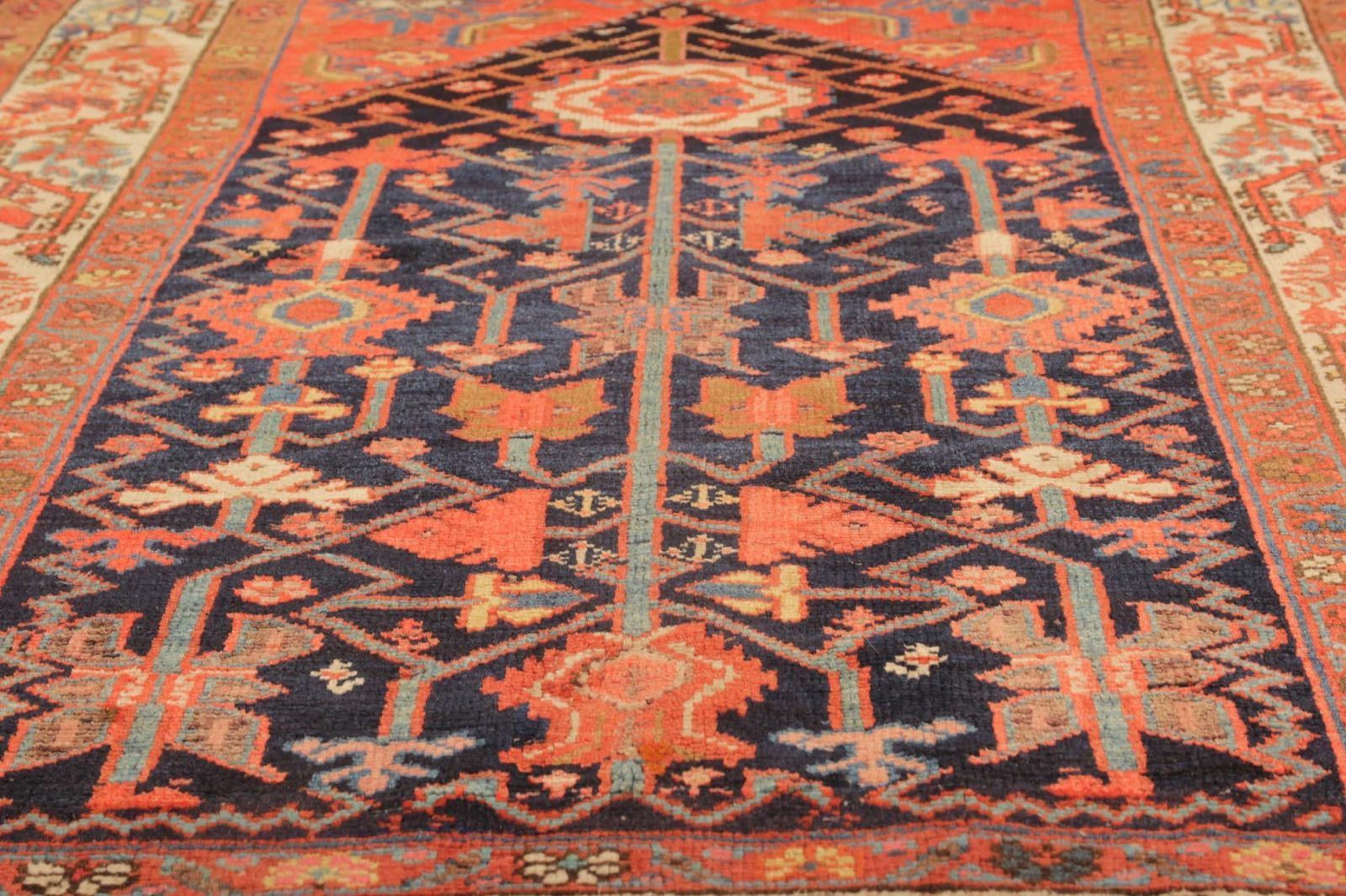 Tapis d'époque caucasien Mihrabi, tapis noué à la main, région de Kazak photo furniture