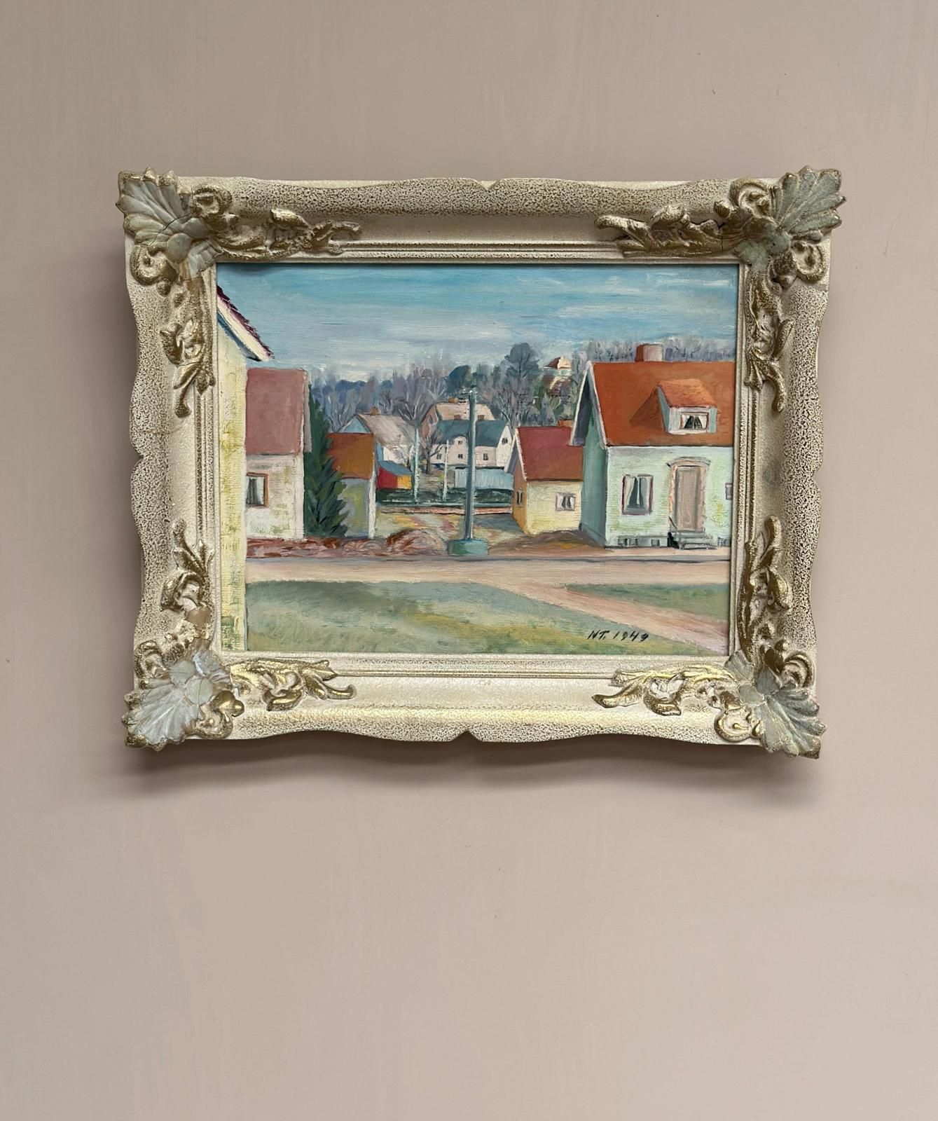 Original| Mid Century Oil On Canvas – “Village Street With Houses” By N.T. – Dated 1949 – Vintage & Framed – 37 × 44 Cm (14.6" × 17.3") photo Art