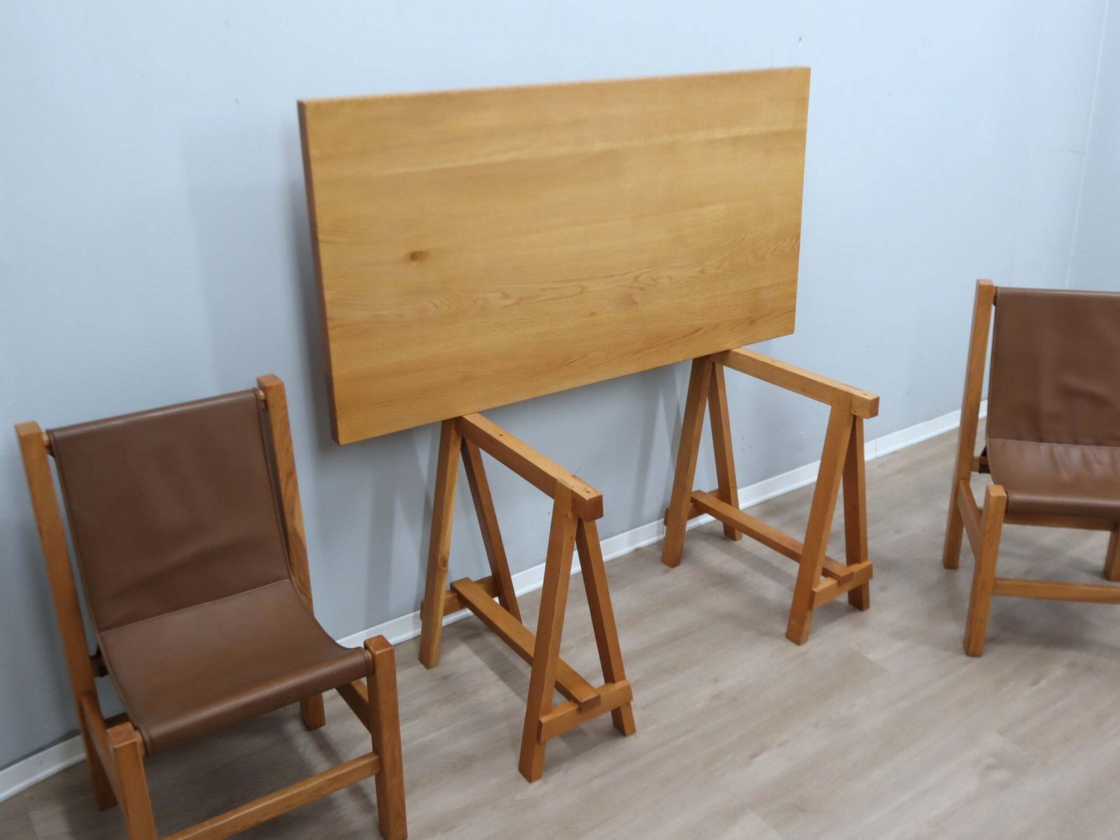 Schrijftafel op schragen van massief beukenhout met leren stoelen, Italië 1970 photo 1690.0