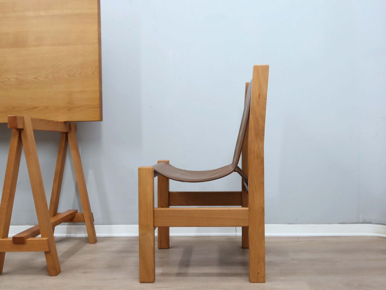 photo for sale Schrijftafel op schragen van massief beukenhout met leren stoelen, Italië 1970
