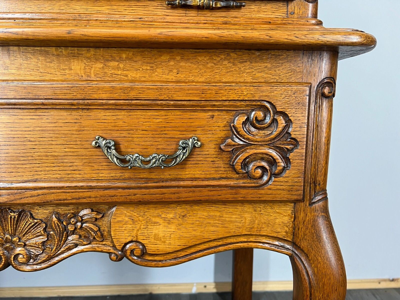 photo furniture Cabinet Vintage French Louis XIV Style Cabriole Legs Carved Sideboard Lot 2917