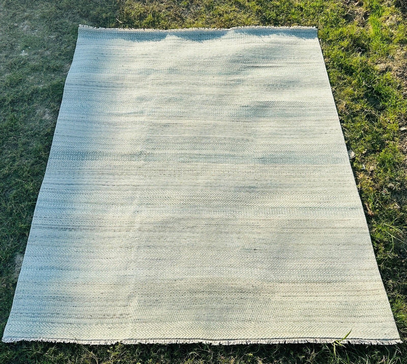 Tapis artisanal 245 x 305 cm (8 x 10 ft) minimaliste en ivoire, laine et bambou, noué à la main photo for sale