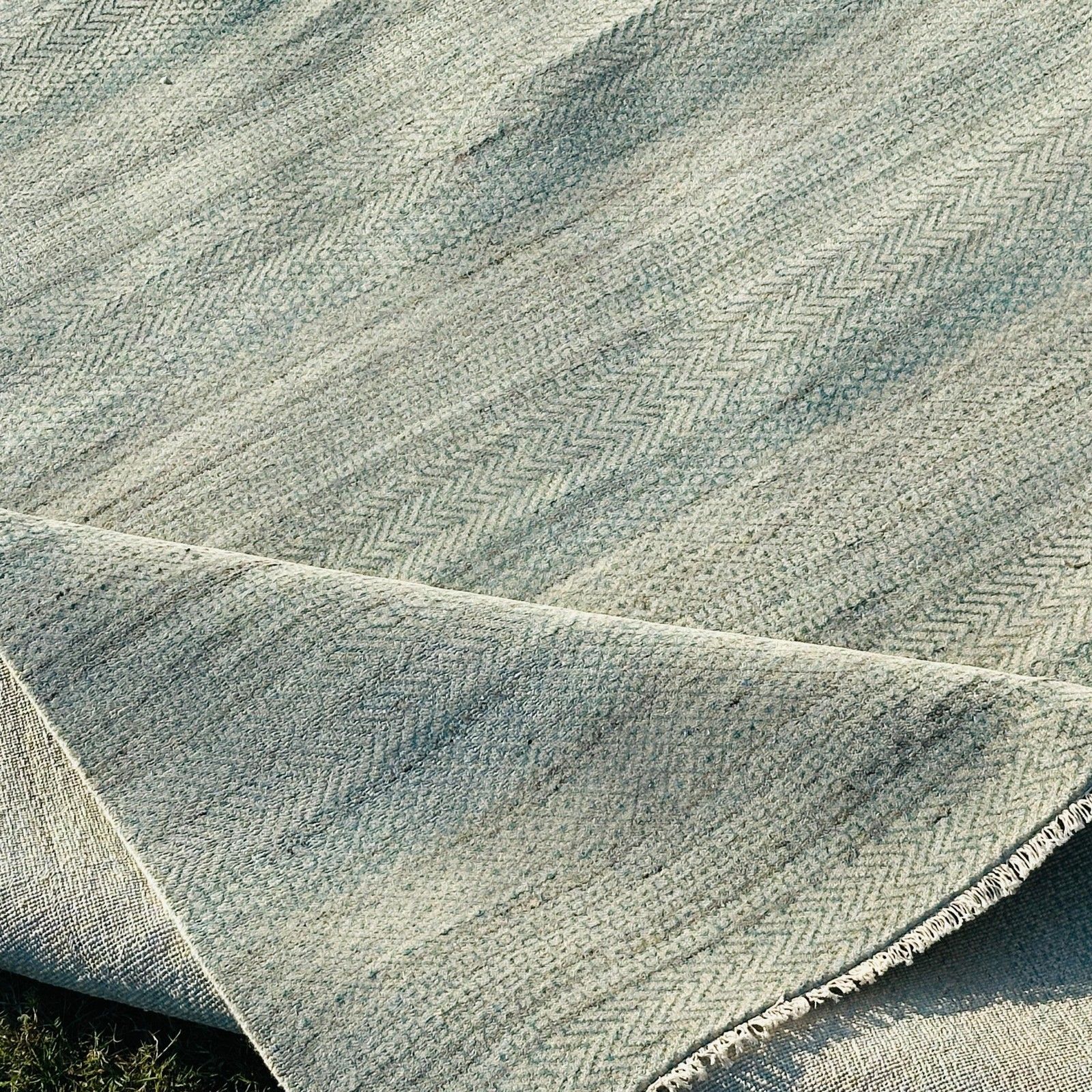 Tapis artisanal 245 x 305 cm (8 x 10 ft) minimaliste en ivoire, laine et bambou, noué à la main photo buy