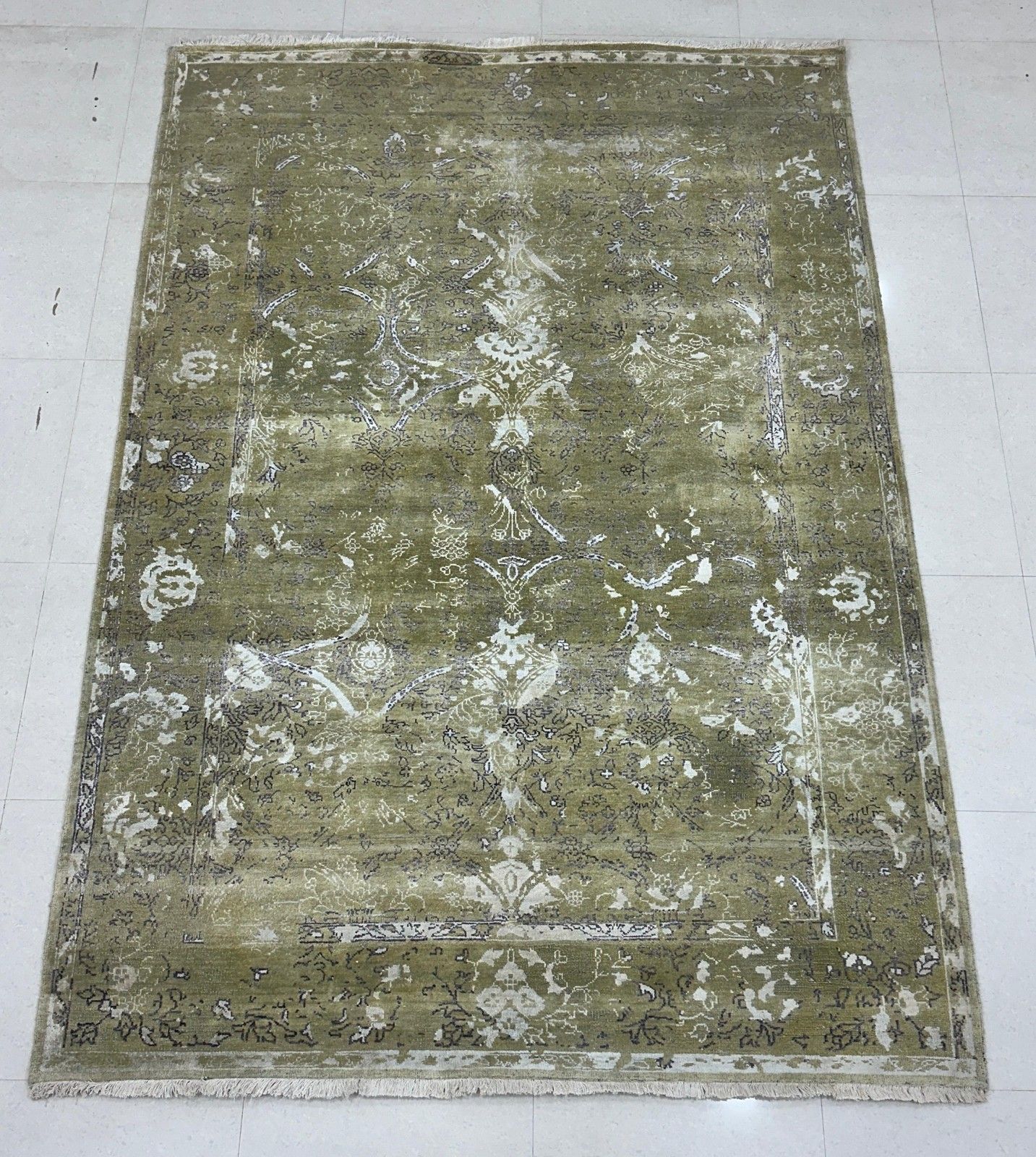 Tapis en laine et soie noué à la main, motif floral patiné vert olive, 180 x 270 cm photo for sale