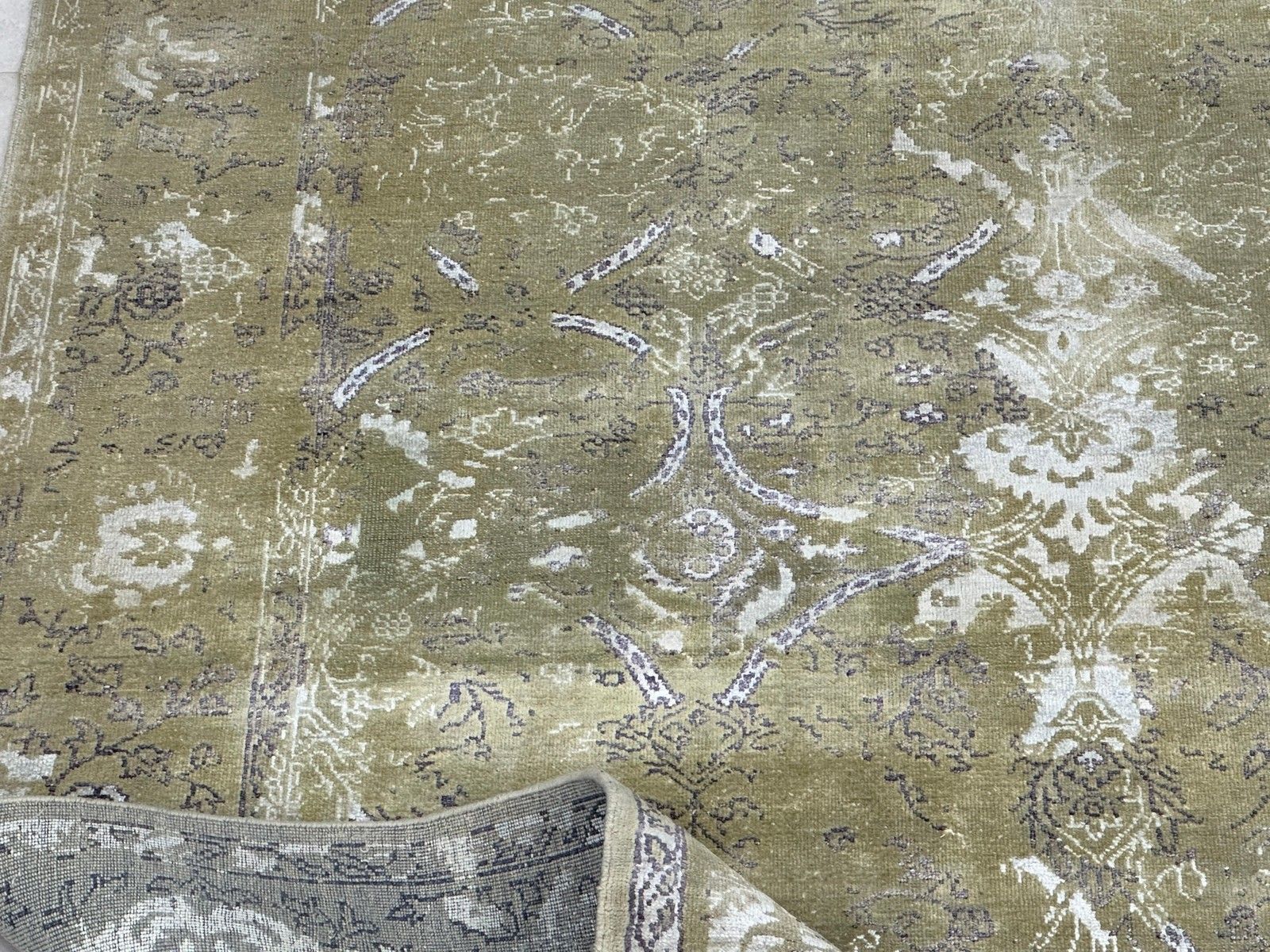 Tapis en laine et soie noué à la main, motif floral patiné vert olive, 180 x 270 cm photo vintage