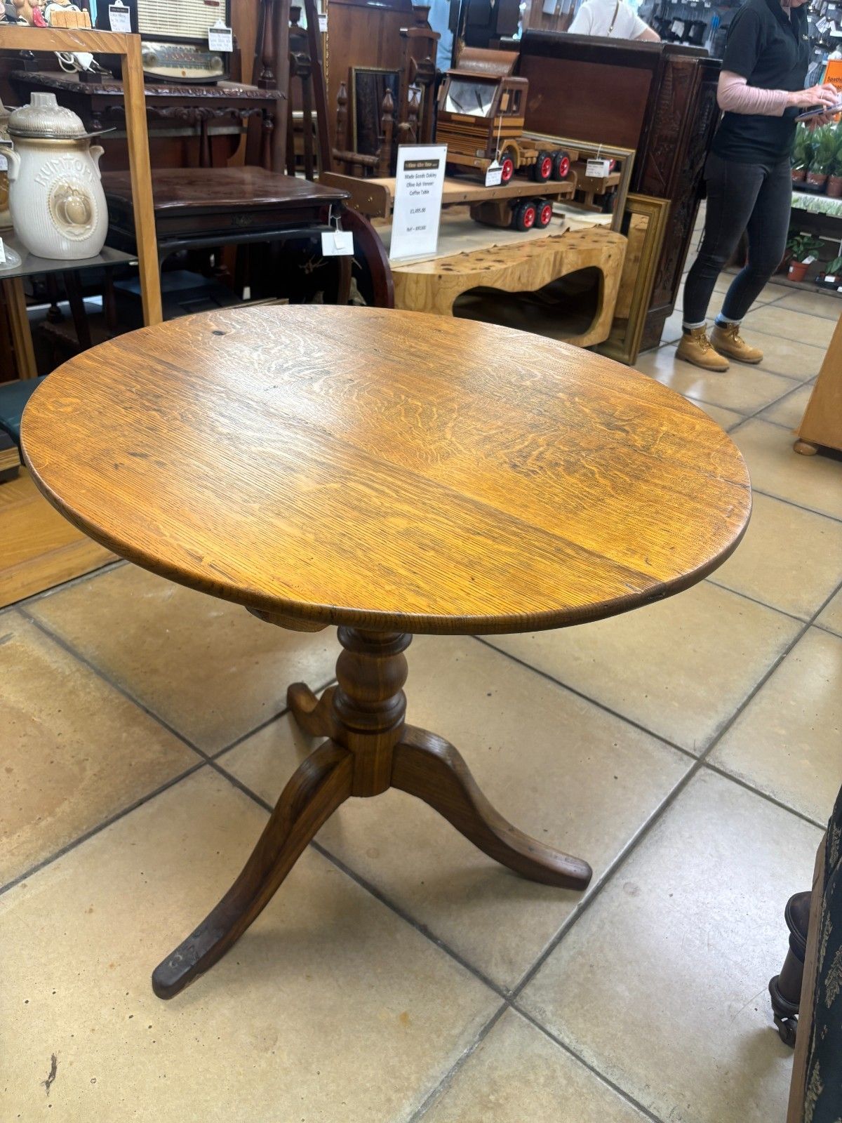 photo vintage Antique Georgian Oak Tripod Pedestal Tilt Top Table