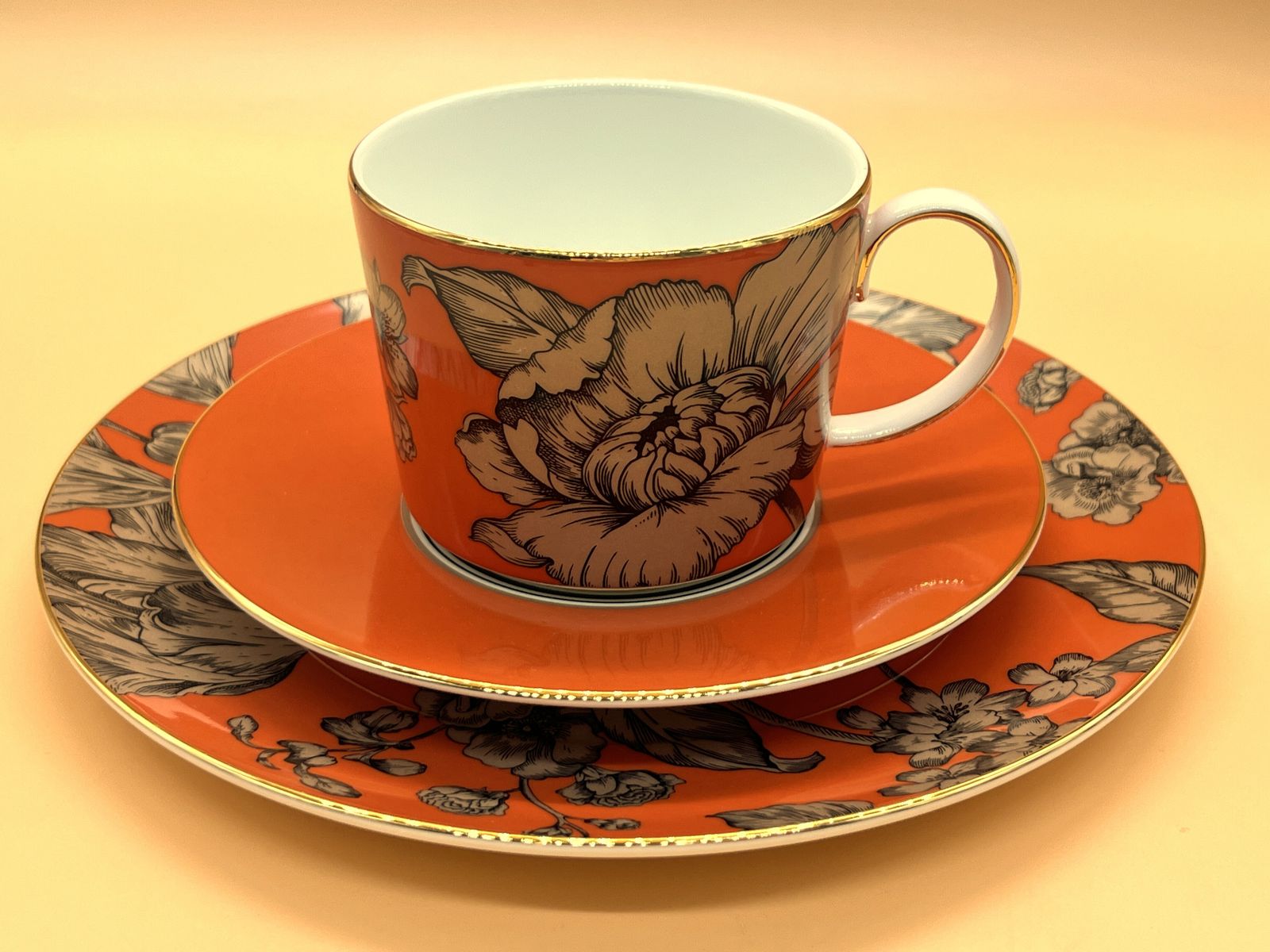 photo vinterior Wedgwood Pottery Vibrance Orange Tea Cup, Saucer & Side Plate Trio Boxed.