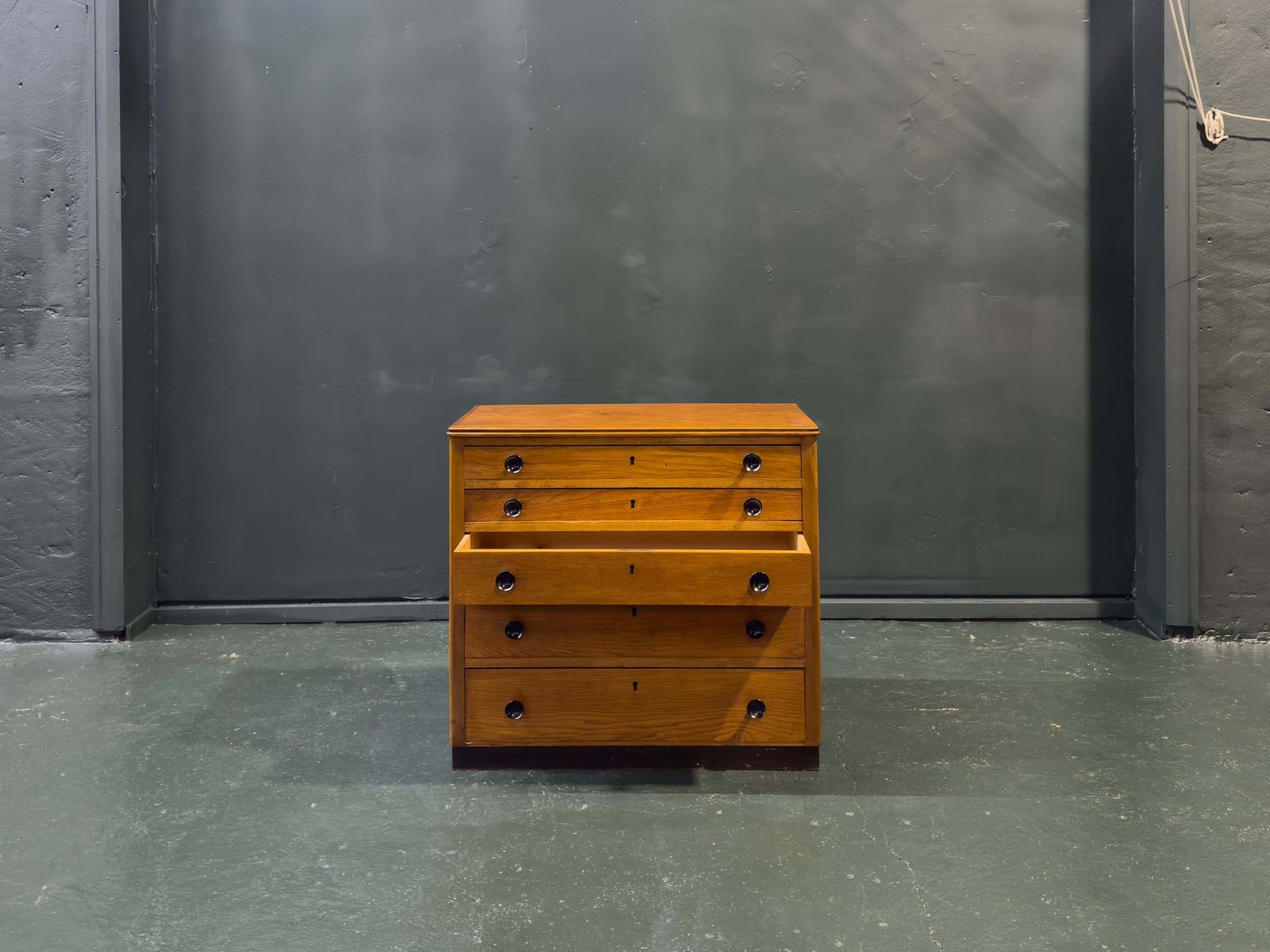 Chest Of Drawers With Wooden Handle photo 850.0