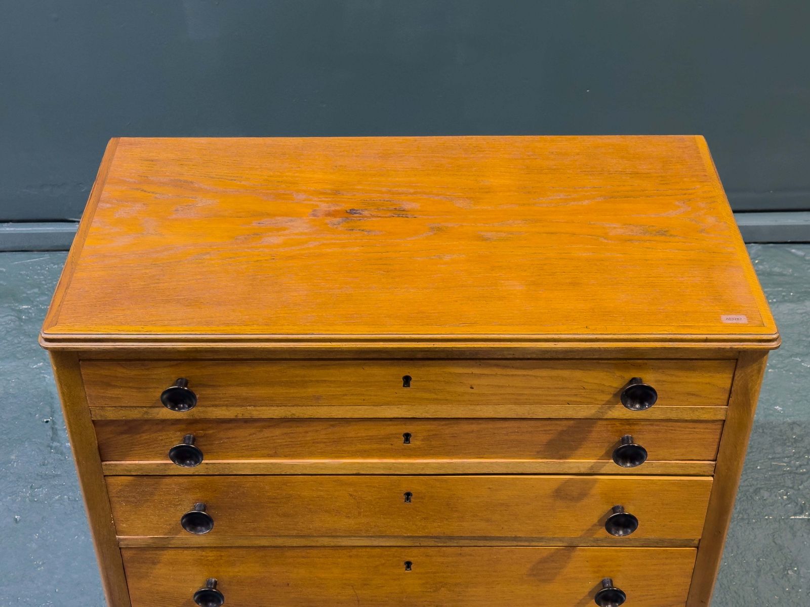 photo vinterior Chest Of Drawers With Wooden Handle