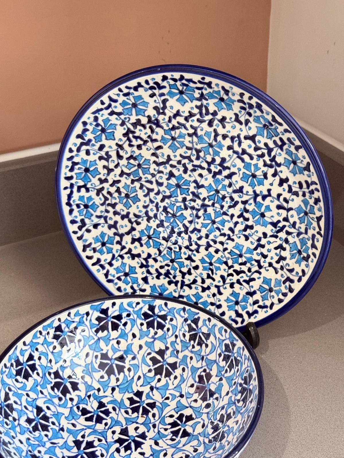 Handgemaakt Turks keramisch kom- en serveerschaalset, blauw bloemmotief Iznik-bord photo for sale