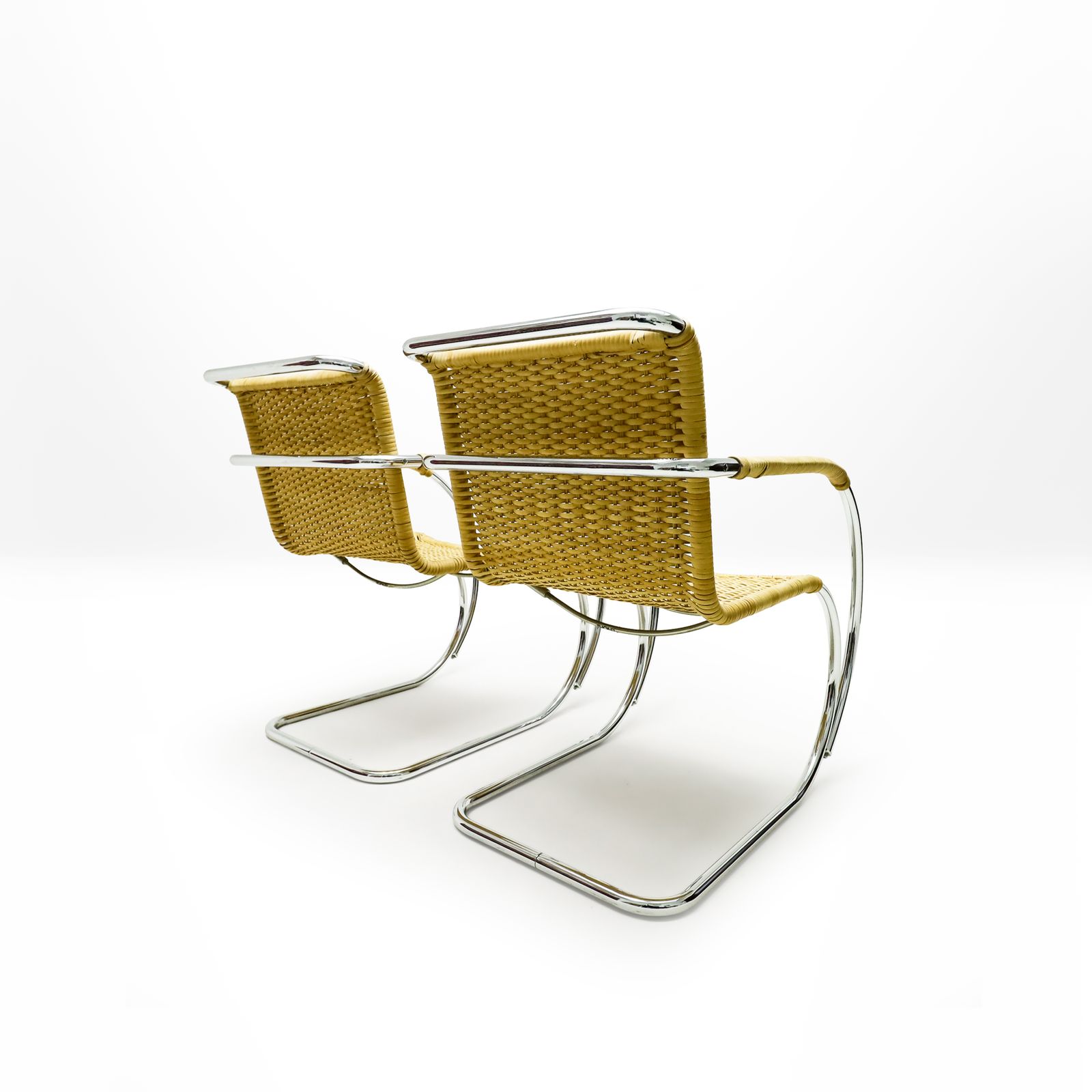 Een paar vintage rieten en chromen MR20 fauteuils van Ludwig Mies van der Rohe voor Thonet photo vinterior