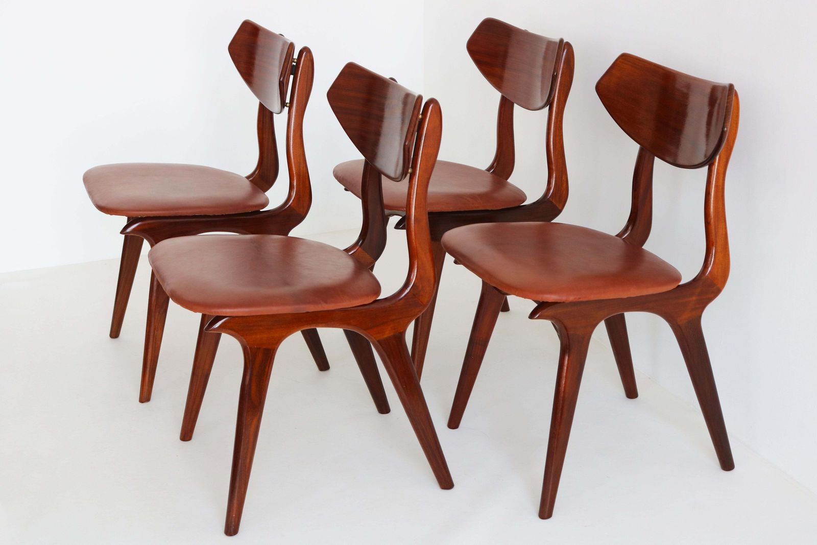 3011.0 Lot de 4 chaises de salle à manger de design néerlandais par Louis van Teeffelen pour AWA, 1960, en teck photo
